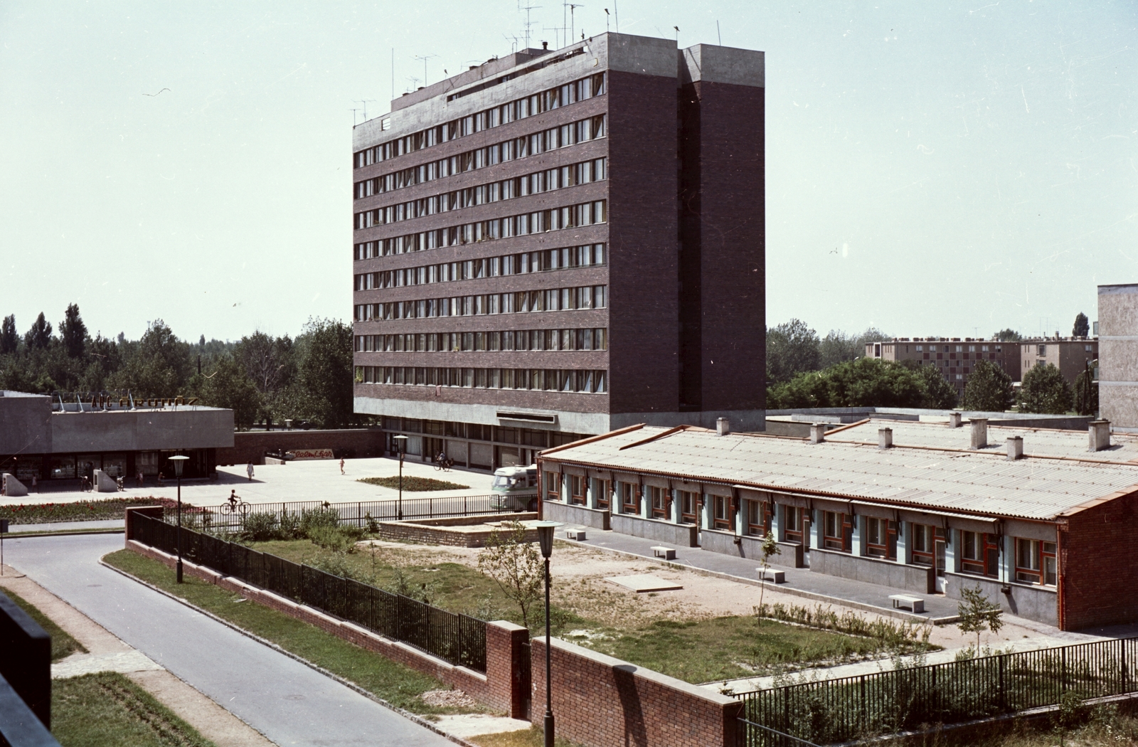 Hungary, Dunaújváros, Nővérszálló (garzonház) és a Mesevár óvoda a Hangulat utcából nézve., 1962, Építésügyi Dokumentációs és Információs Központ, VÁTI, colorful, nursery, Jozsef Finta-design, Fortepan #29244