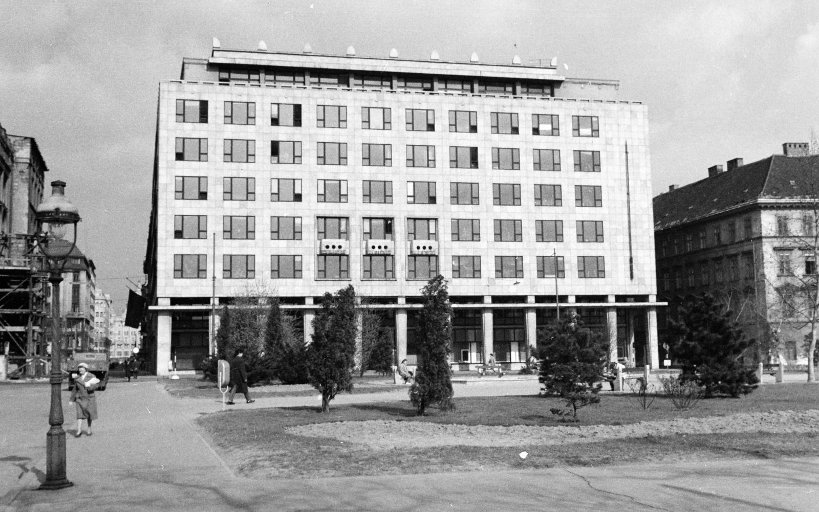 Magyarország, Budapest V., szemben az Apáczai Csere János utca 9., UVATERV-MÉLYÉPTERV székház. Balra a Deák Ferenc utca, jobbra a Türr István utca., 1962, Inkey Tibor, Budapest, modern építészet, Fortepan #292441