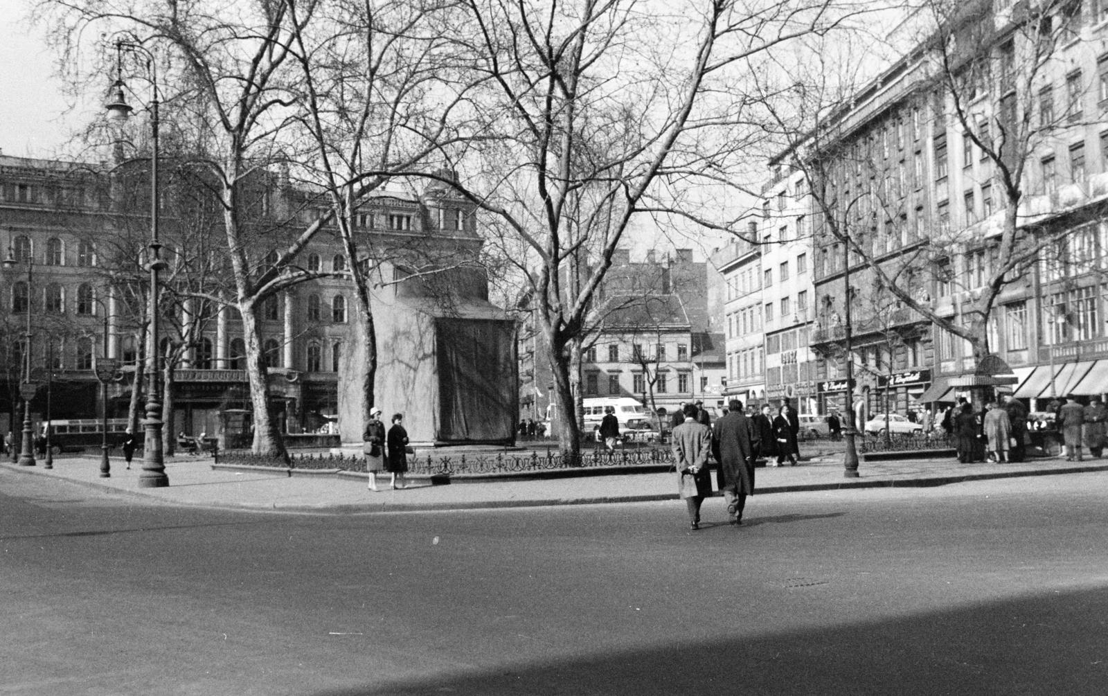 Magyarország, Budapest V., Vörösmarty tér. A télire letakart Vörösmarty Mihály szobor mögött a Gerbeaud-ház., 1961, Inkey Tibor, Budapest, pihenőhely, tér, tavasz, Fortepan #292442