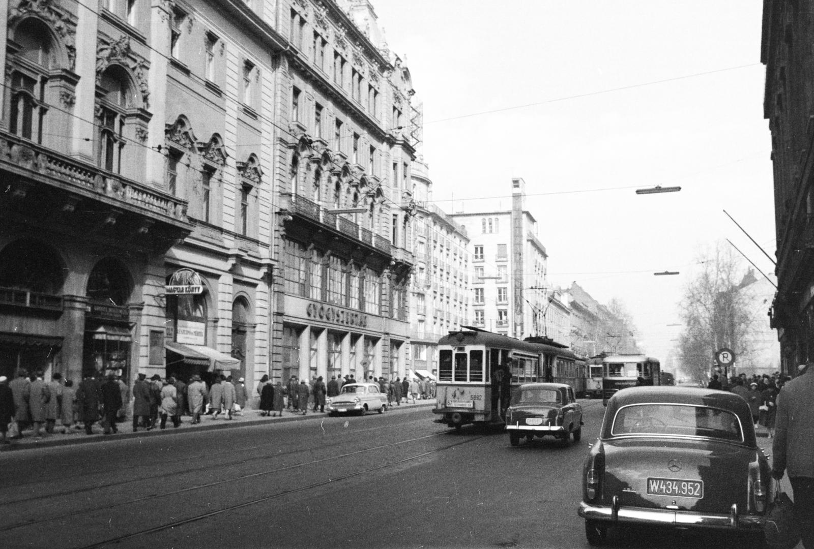 Magyarország, Budapest V.,Budapest VII., Kossuth Lajos utca, az Astoria kereszteződésen túl a Rákóczi út., 1961, Inkey Tibor, Budapest, Fortepan #292447