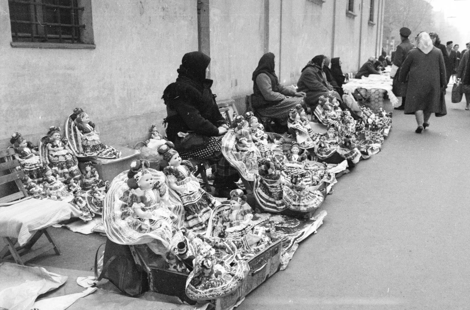Hungary, Budapest VIII., Rákóczi út, matyó kézimunkaárusok kirakodóvására a Szent Rókus-kápolna mellett., 1962, Inkey Tibor, Budapest, seller, folk costume, doll, Fortepan #292450