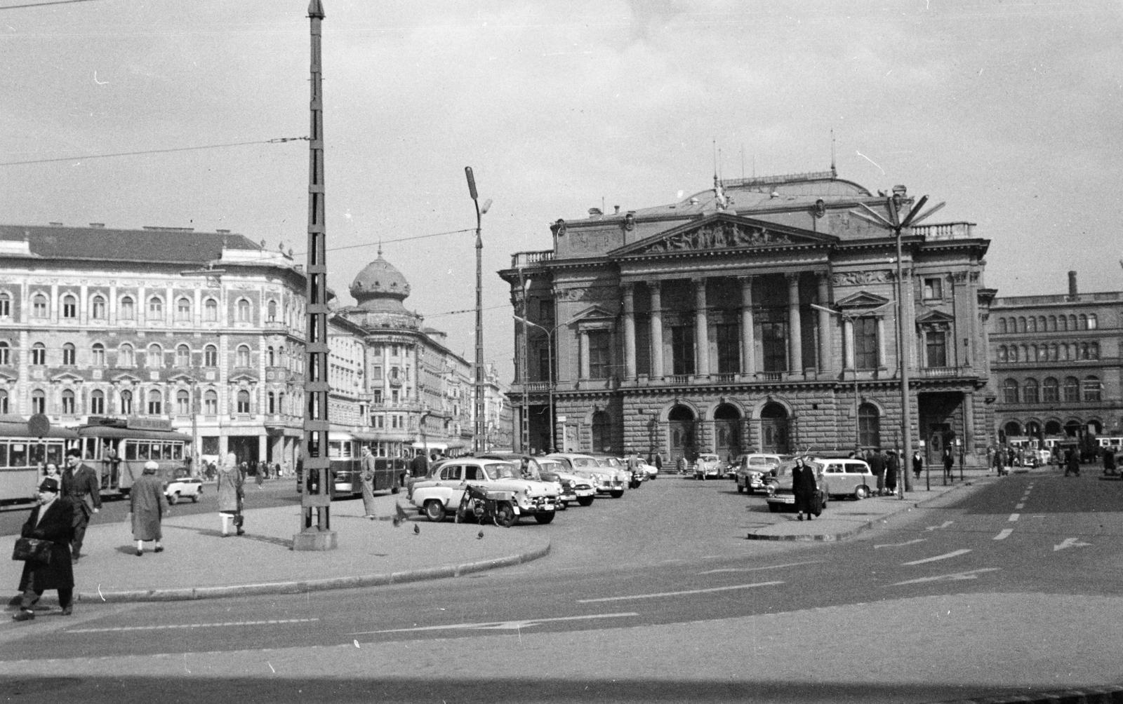 Hungary, Budapest VII.,Budapest VIII., Blaha Lujza tér, balra a Rákóczi út, szemben a Nemzeti Színház., 1961, Inkey Tibor, Budapest, disappeared, car park, Fellner and Helmer-design, eclectic architecture, Fortepan #292451
