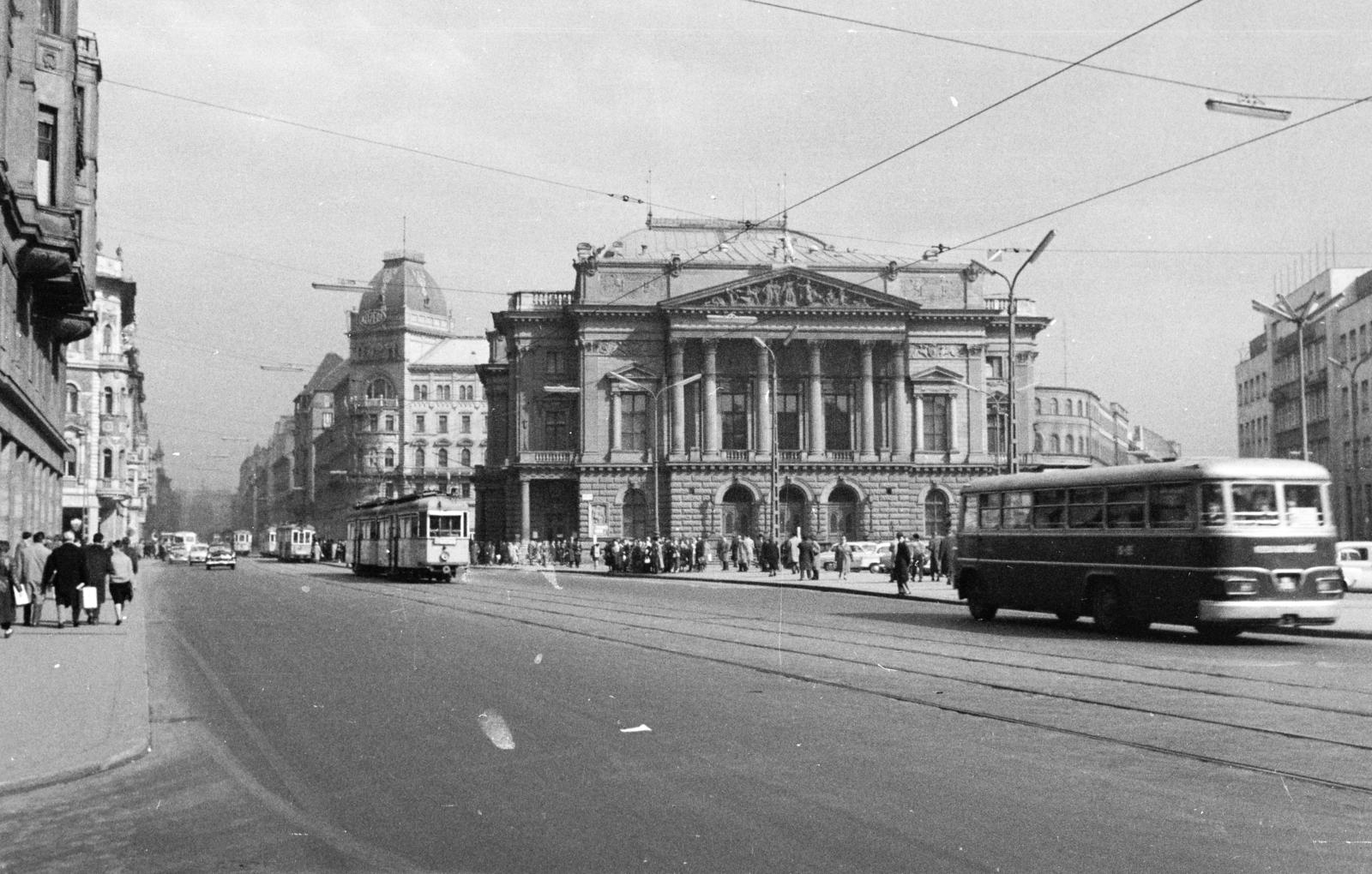 Hungary, Budapest VII.,Budapest VIII., Rákóczi út a Blaha Lujza térnél, szemben a Nemzeti Színház., 1961, Inkey Tibor, Budapest, public transport, public building, Trailer car, bus, Fortepan #292453