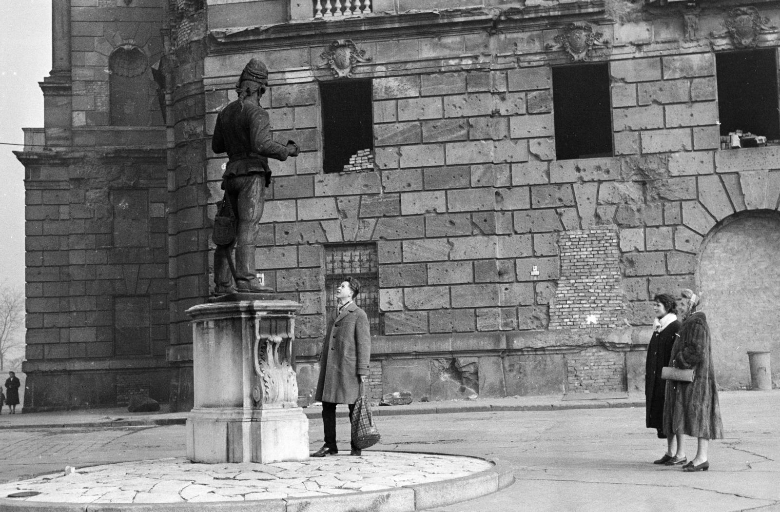 Magyarország, budai Vár, Budapest I., Kisfaludi Strobl Zsigmond szobrászművész alkotása, az Öreg huszár (1932) a Palota út - Szent György utca találkozásánál, háttérben a Honvéd Főparancsnokság romos épülete., 1963, Inkey Tibor, Budapest, golyónyom, szobor, eltűnt, Fortepan #292457