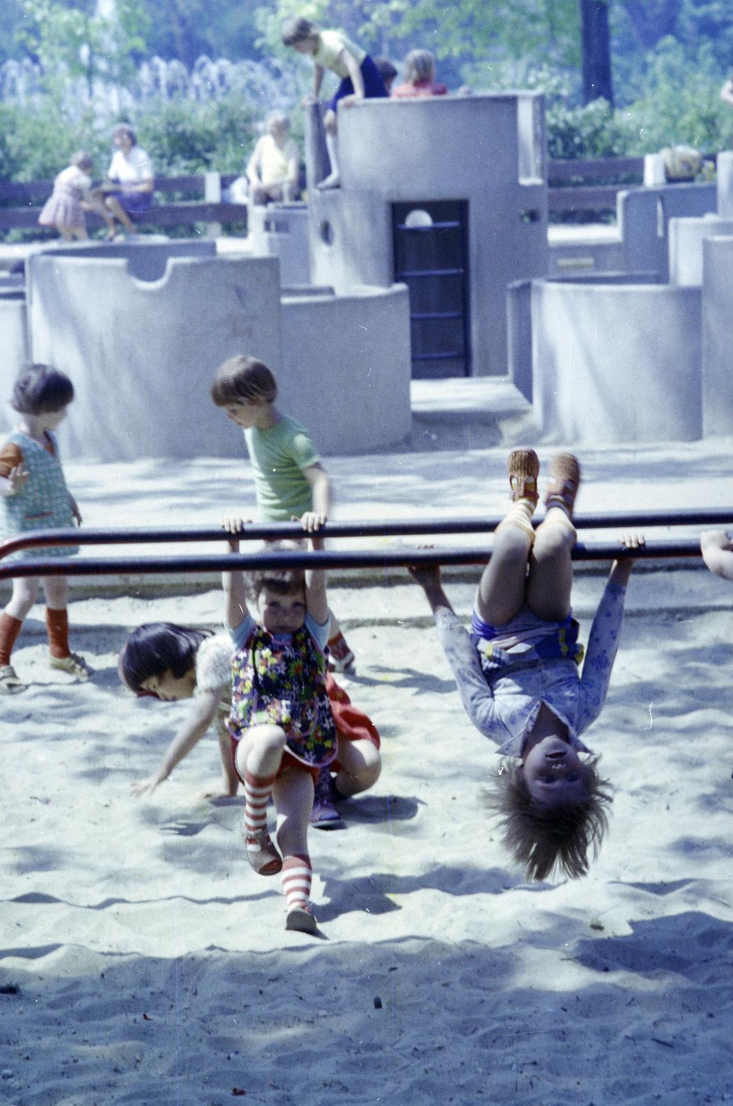 Hungary, Budapest XIV., játszótér a Millenniumi Földalatti Vasút Széchenyi fürdő előtti megállója és a Városligeti-tó között., 1975, Inkey Tibor, Budapest, colorful, feat, Fortepan #292463