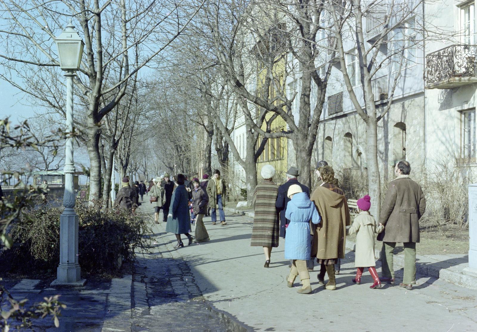 Magyarország, budai Vár, Budapest I., Tóth Árpád sétány a Szentháromság utcától a Nőegylet utca felé vezető szakaszon, balra a pavilon a Savanyúleves rondellánál., 1973, Inkey Tibor, Budapest, színes, séta, Fortepan #292465