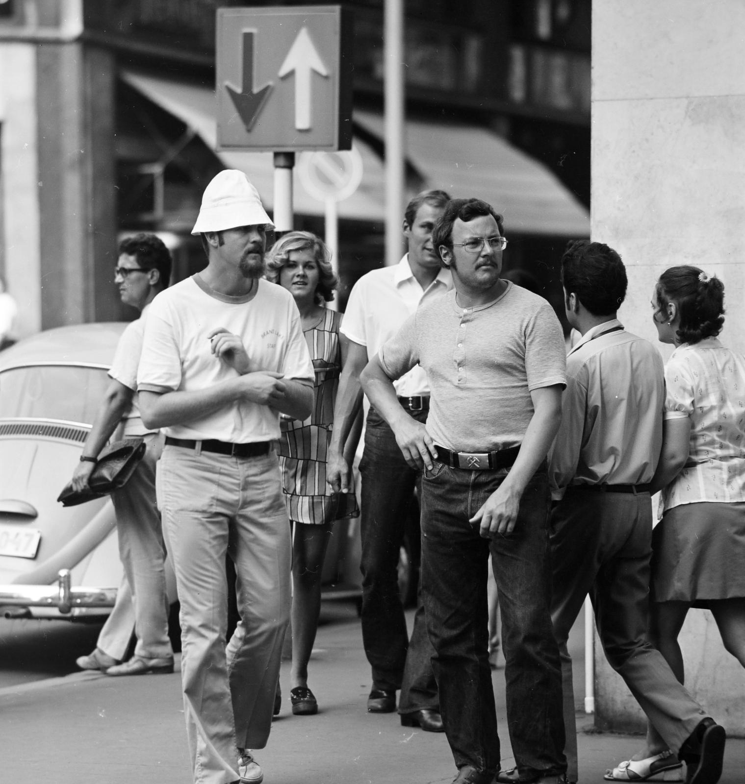 Magyarország, Budapest V., Váci utca - Vörösmarty tér sarok., 1972, Inkey Tibor, Budapest, férfiak, Fortepan #292468