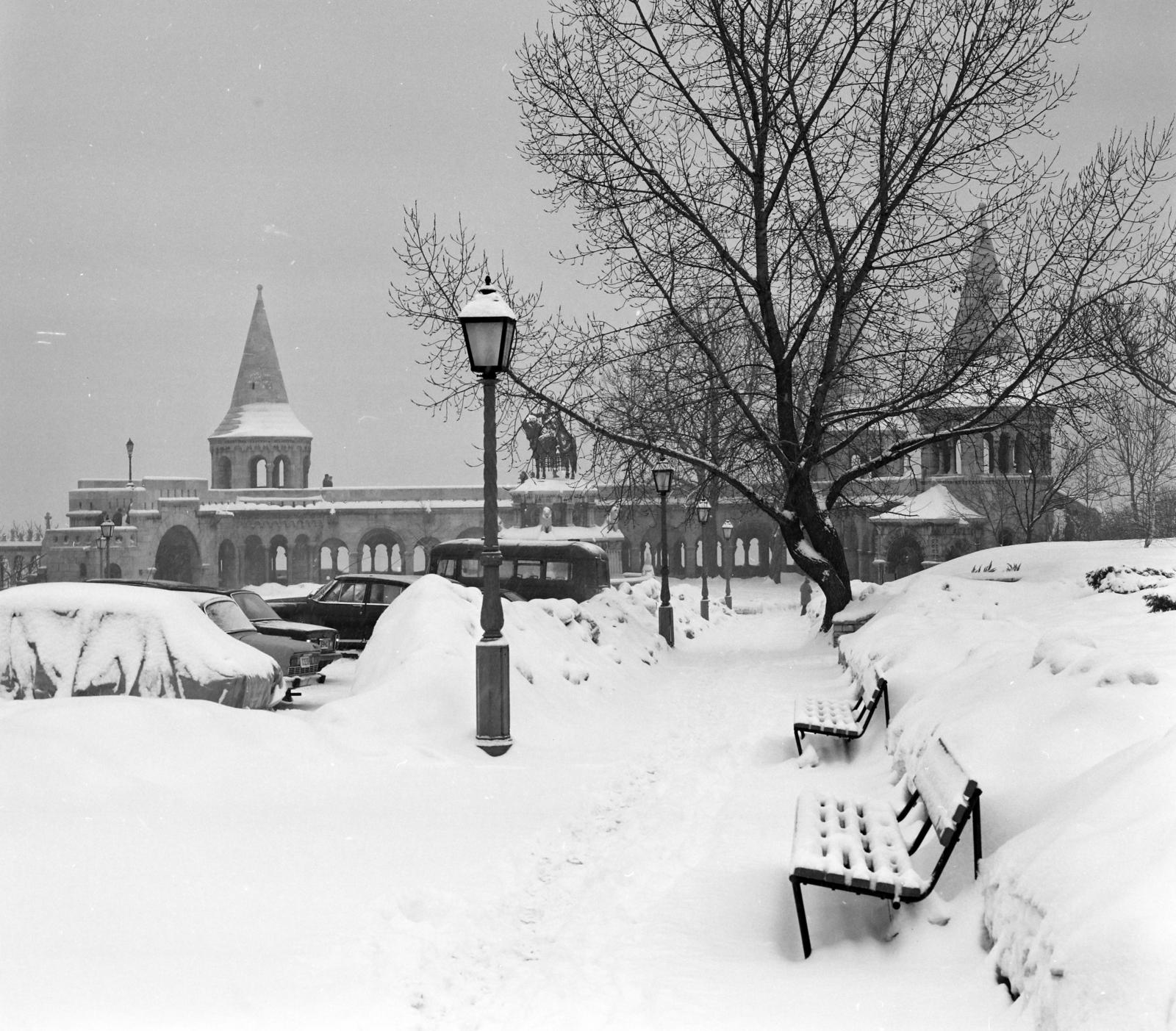 Hungary, Budapest I., Szentháromság tér, Szent István szobra (Stróbl Alajos, 1906.) a Halászbástyánál., 1973, Inkey Tibor, Budapest, winter, Fortepan #292470