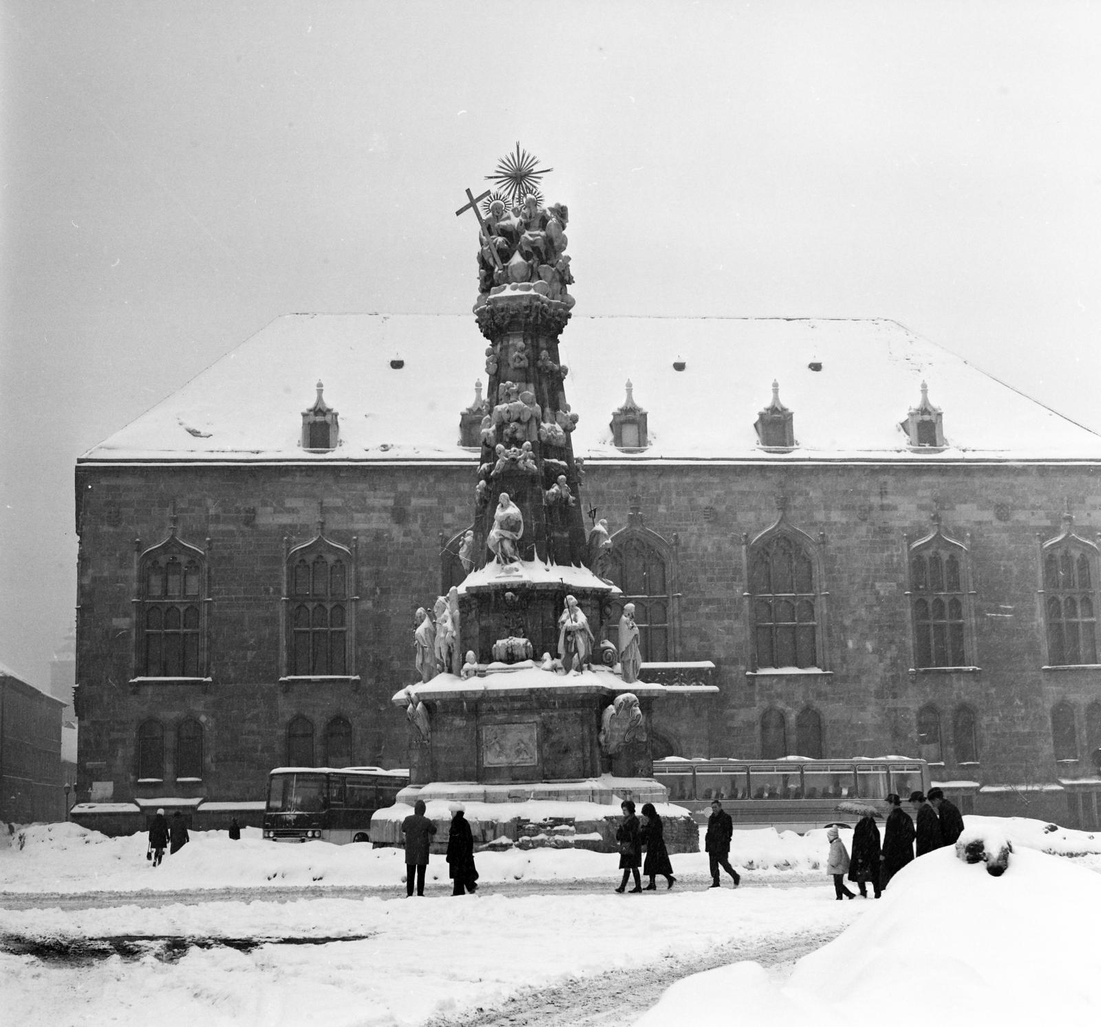 Hungary, Budapest I., Szentháromság tér, Szentháromság-szobor, háttérben a BME Schönherz Zoltán Kollégiuma (az egykori Pénzügyminisztérium épülete)., 1973, Inkey Tibor, Budapest, Fortepan #292471
