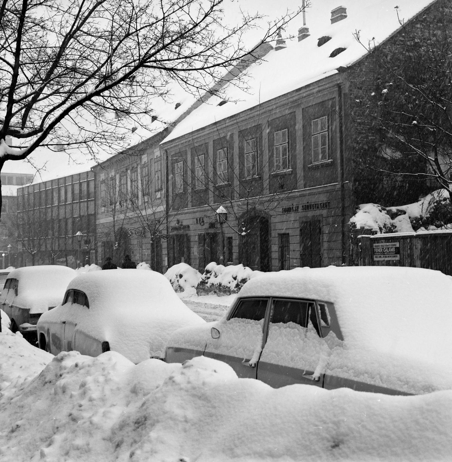 Hungary, Budapest I., Szentháromság utca, túloldalon szemben a 7-es számú házban a Ruszwurm cukrászda., 1973, Inkey Tibor, street view, snow piles, winter, snow, Budapest, Fortepan #292472
