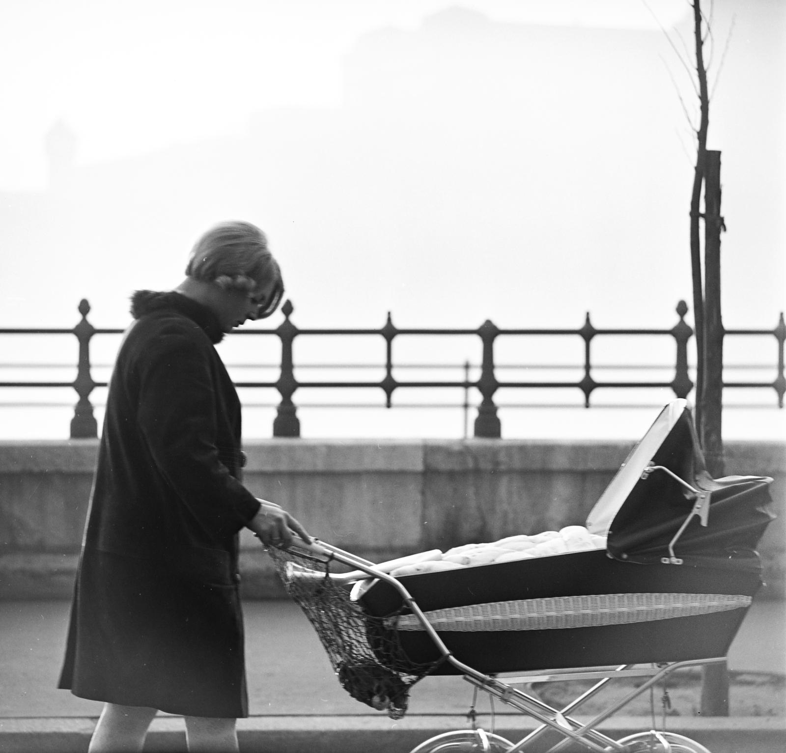 Hungary, Budapest V., Dunakorzó, háttérben a ködbe vesző Budavári Palota (korábban Királyi Palota)., 1970, Inkey Tibor, Best of, baby carriage, Budapest, Fortepan #292474