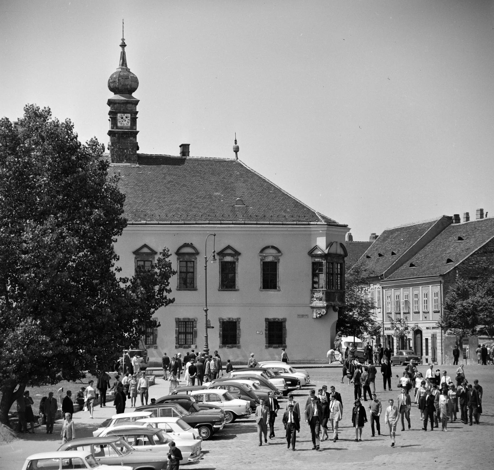 Hungary, Budapest I., Szentháromság tér a Halászbástyáról nézve. Szemben a Tárnok utca - Szentháromság utca sarkán a régi budai városháza., 1966, Inkey Tibor, Budapest, Fortepan #292478