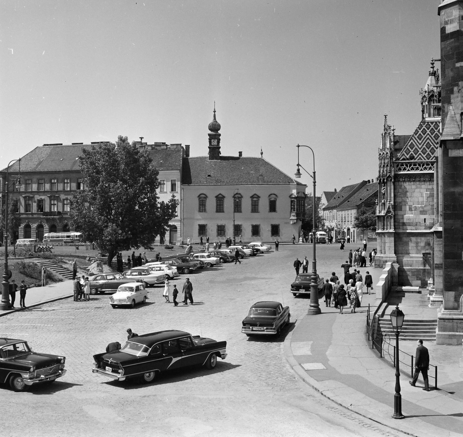 Hungary, Budapest I., Szentháromság tér a Halászbástyáról nézve. Szemben a Tárnok utca - Szentháromság utca sarkán a régi budai városháza, jobbra a Mátyás-templom., 1966, Inkey Tibor, number plate, convoy, GAZ 13 Chaika, Mercedes-brand, Budapest, Fortepan #292479
