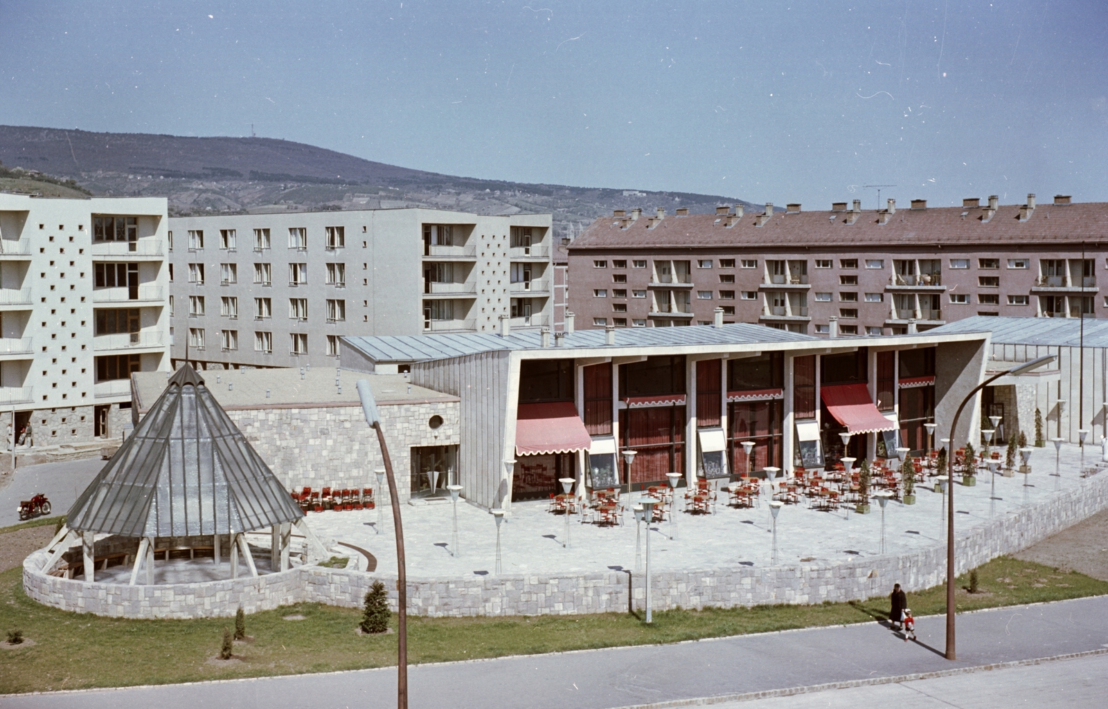 Hungary, Uránváros, Pécs, Esztergár Lajos utca (39-es dandár út), Olympia étterem., 1961, Építésügyi Dokumentációs és Információs Központ, VÁTI, hospitality, colorful, restaurant, terrace, pastry shop, lamp post, Lajos Gádoros-design, Fortepan #29248