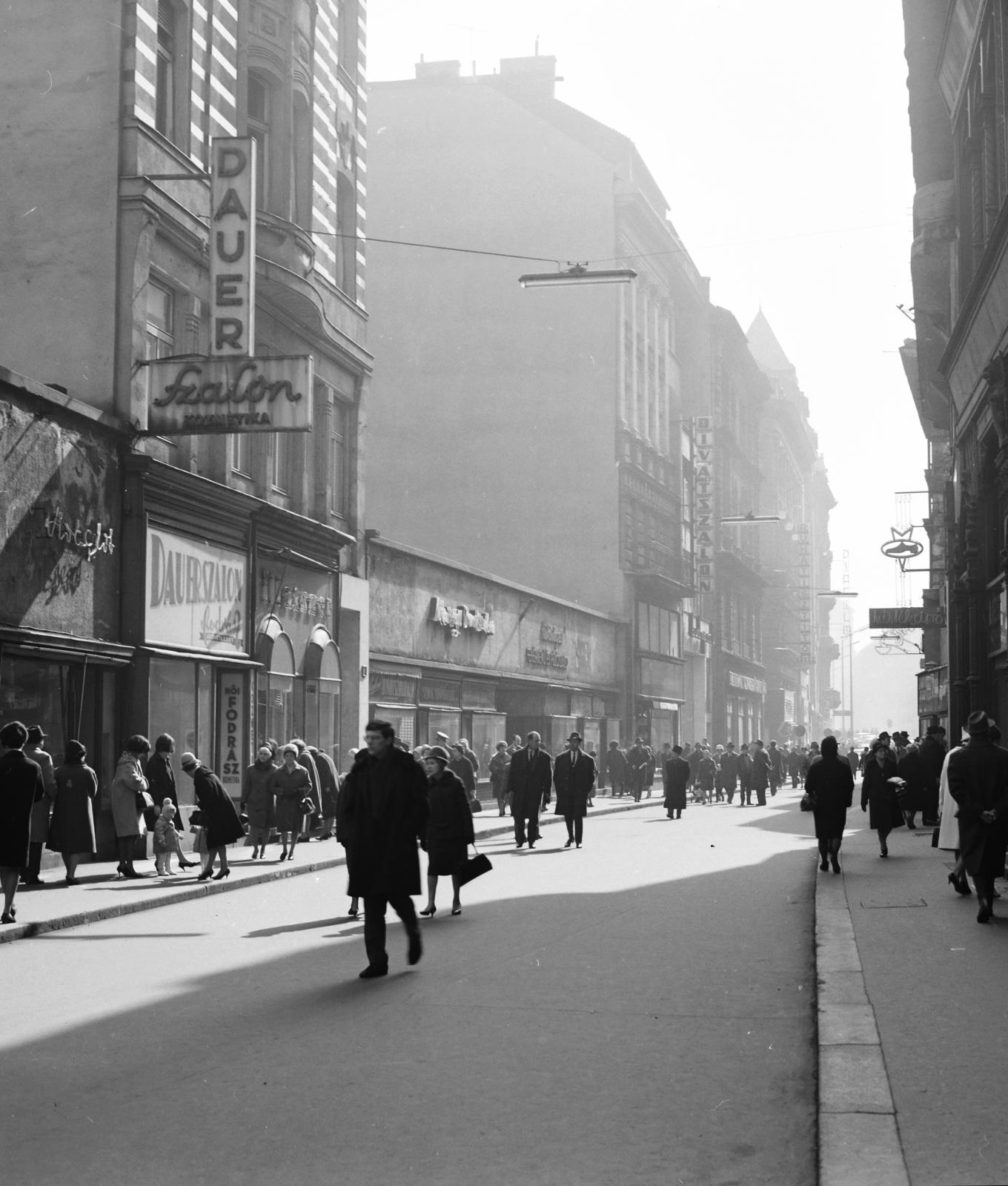 Magyarország, Budapest V., a Váci utca Régi posta utca - Párizsi utca közötti szakasza., 1968, Inkey Tibor, Budapest, sétálóutca, járókelő, Fortepan #292486