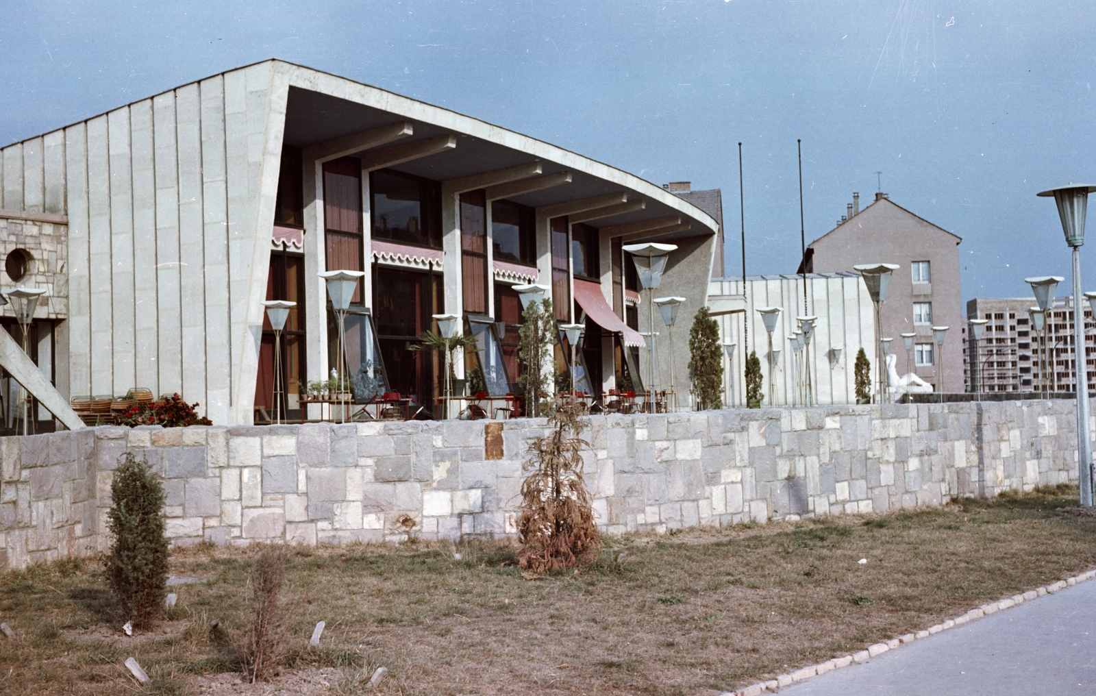 Hungary, Uránváros, Pécs, Esztergár Lajos utca (39-es dandár út), Olympia étterem., 1961, Építésügyi Dokumentációs és Információs Központ, VÁTI, hospitality, colorful, sculpture, restaurant, terrace, pastry shop, lamp post, Lajos Gádoros-design, Fortepan #29249