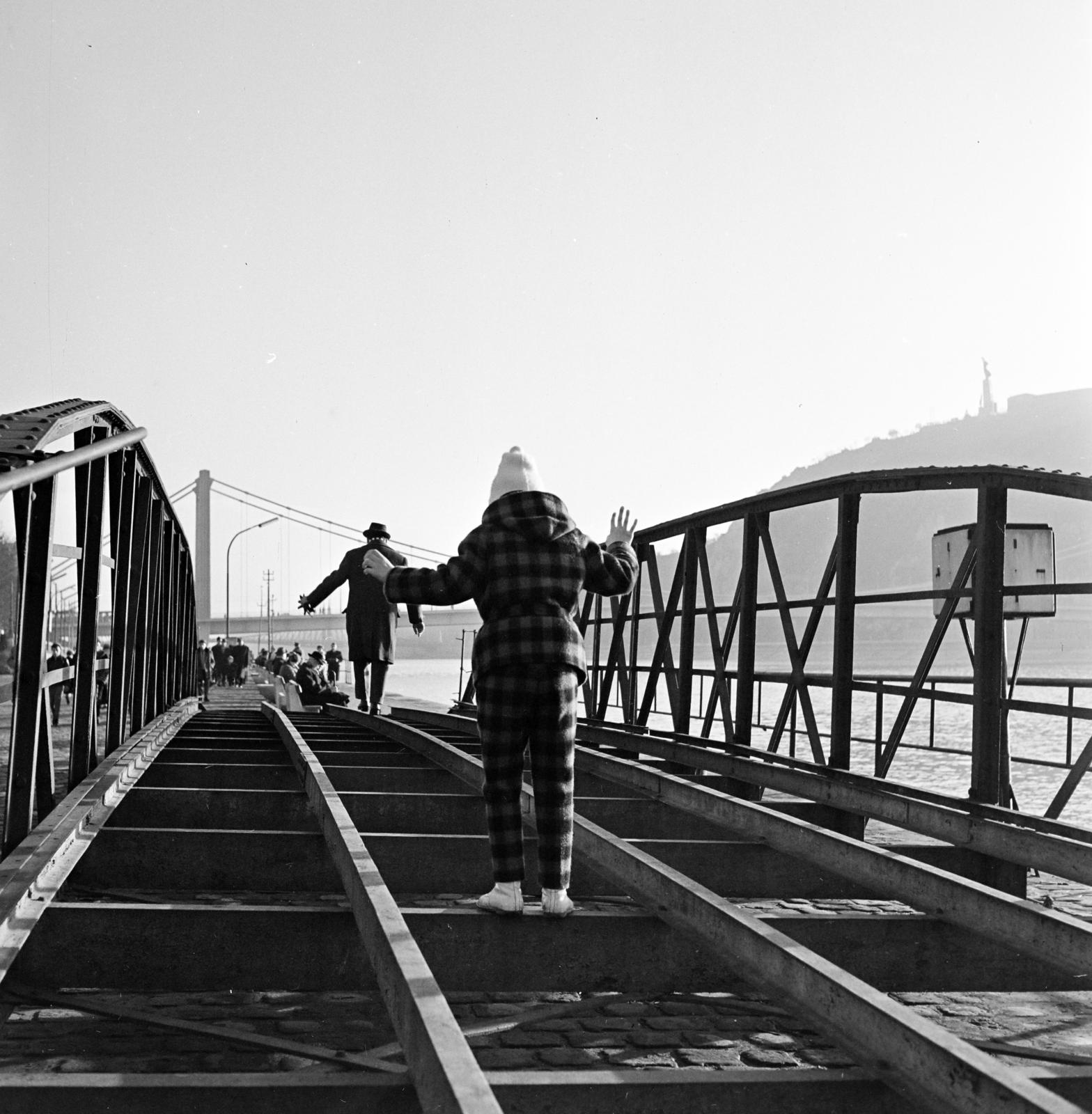 Magyarország, Budapest V., pesti alsó rakpart, előtérben a Vigadó téri hajóállomás bejáróhídja. Háttérben az Erzsébet híd és a Gellért-hegy., 1966, Inkey Tibor, Budapest, háttal, Fortepan #292492