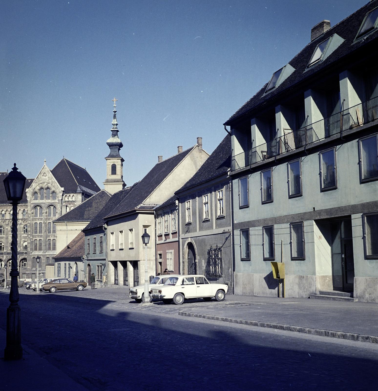 Hungary, Budapest I., Fortuna utca, balra a Bécsi kapu térnél a Magyar Országos Levéltár épülete. Szemben a Budavári Evangélikus templom., 1973, Inkey Tibor, Budapest, Fortepan #292499