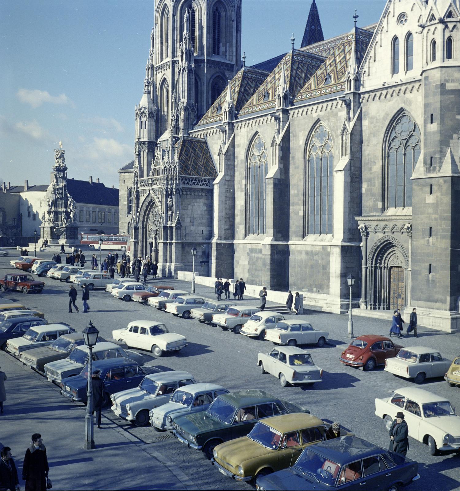 Magyarország, budai Vár, Budapest I., kilátás a Halászbástyáról a Szentháromság térre, jobbra a Mátyás-templom., 1973, Inkey Tibor, parkoló, Budapest, Fortepan #292501