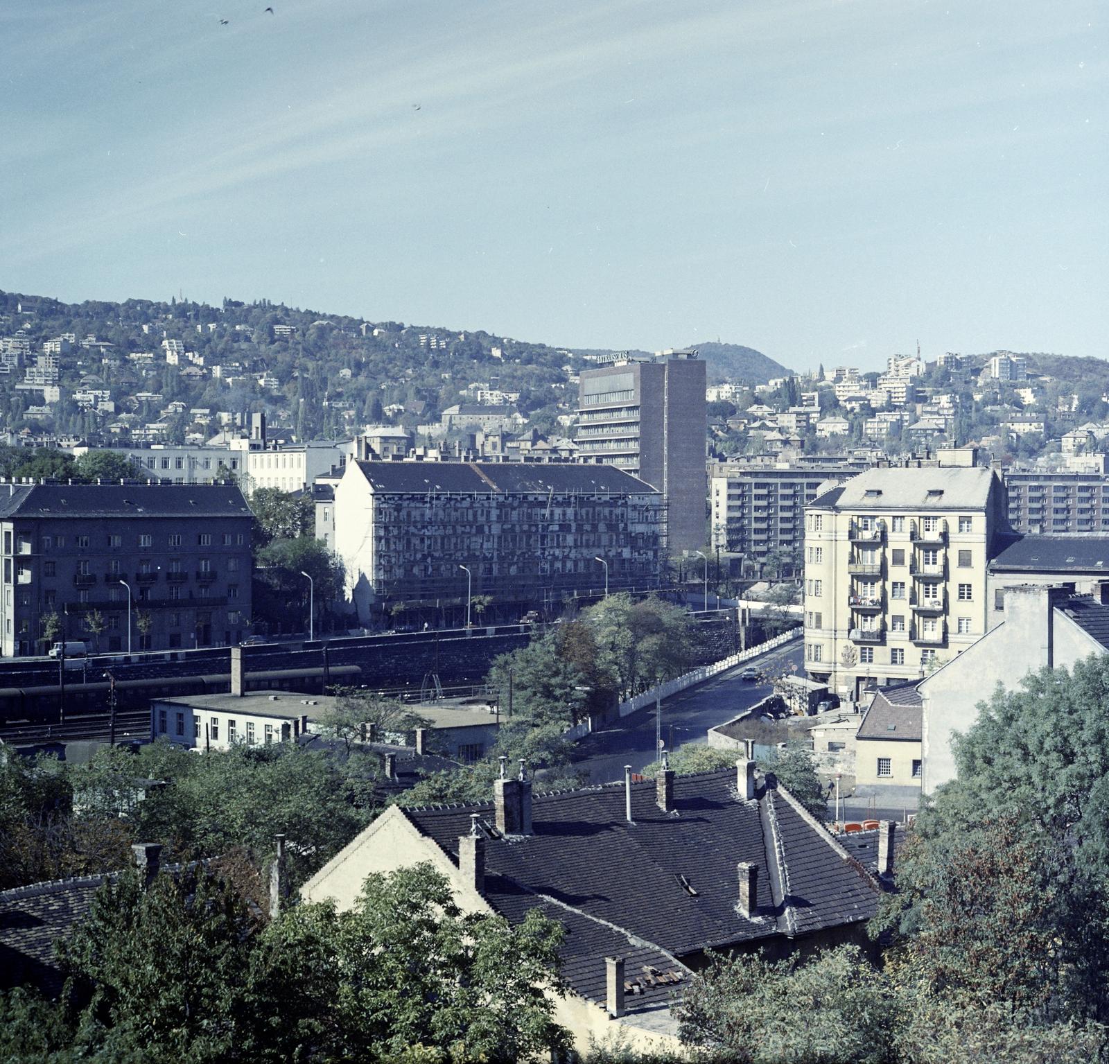 Magyarország, Budapest I.,Budapest XII., kilátás a Naphegy felől a budai hegyek felé. Középen a Déli pályaudvar tároló-rendező állomása, szemben az INTRANSZMAS székház emelkedik ki., 1971, Inkey Tibor, Budapest, színes, magasház, Fortepan #292502