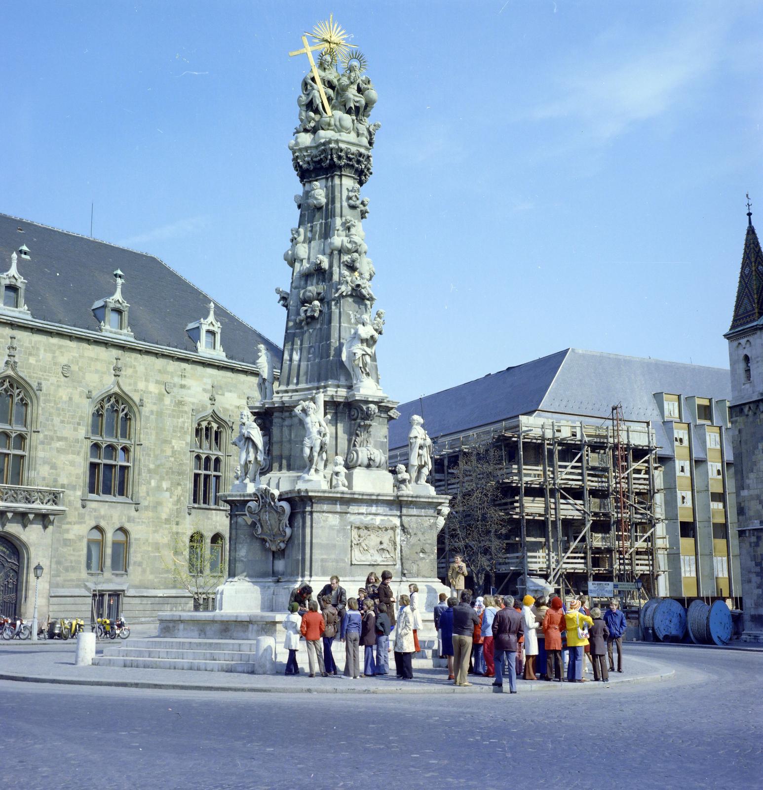 Hungary, Budapest I., Szentháromság tér, Szentháromság-szobor. Háttérben a BME Schönherz Zoltán Kollégiuma (az egykori Pénzügyminisztérium épülete), az épülő Hilton szálló és a Mátyás-templom épületének sarka., 1976, Inkey Tibor, Budapest, Fortepan #292508