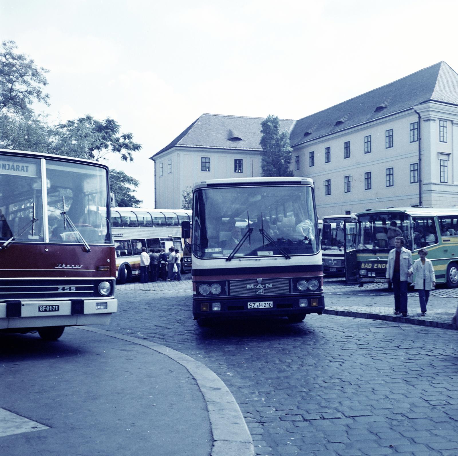 Hungary, Budapest I., Dísz tér, turistabuszok az egykori Honvéd Főparancsnokságnál és a Színház utcánál, háttérben a korábbi Karmelita kolostor., 1978, Inkey Tibor, MAN-brand, number plate, Budapest, Fortepan #292512