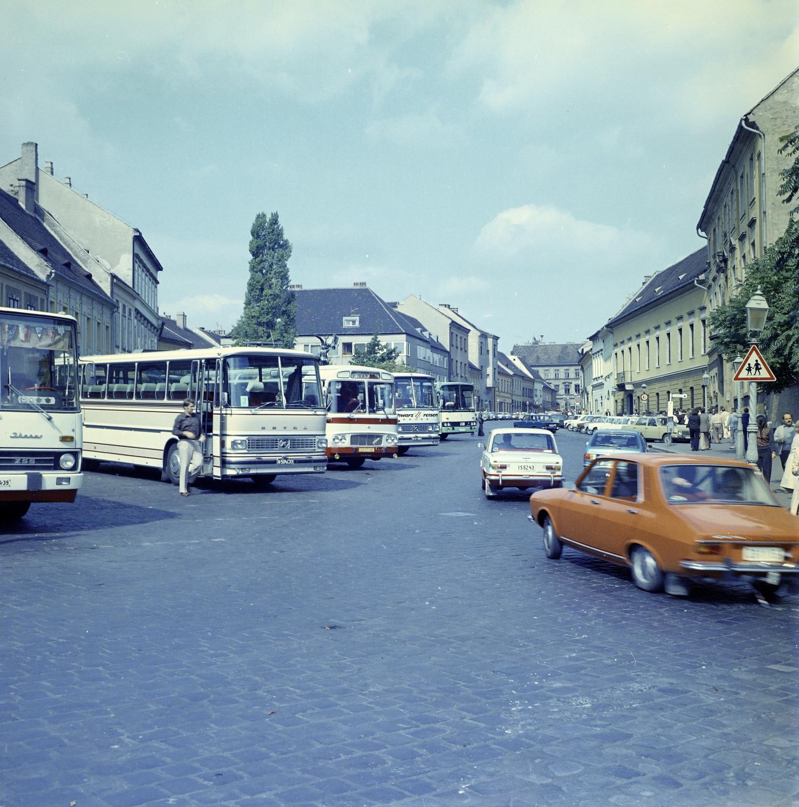 Magyarország, budai Vár, Budapest I., Dísz tér, szemben a Tárnok utca házsora., 1978, Inkey Tibor, Budapest, Fortepan #292515