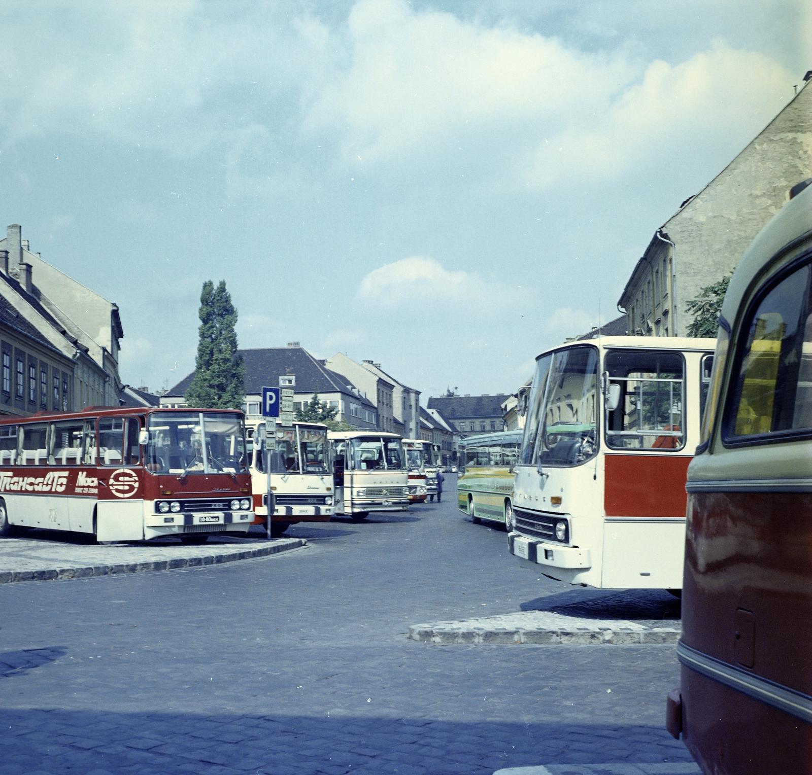Magyarország, budai Vár, Budapest I., Dísz tér, szemben a Tárnok utca házsora., 1978, Inkey Tibor, Budapest, Fortepan #292516