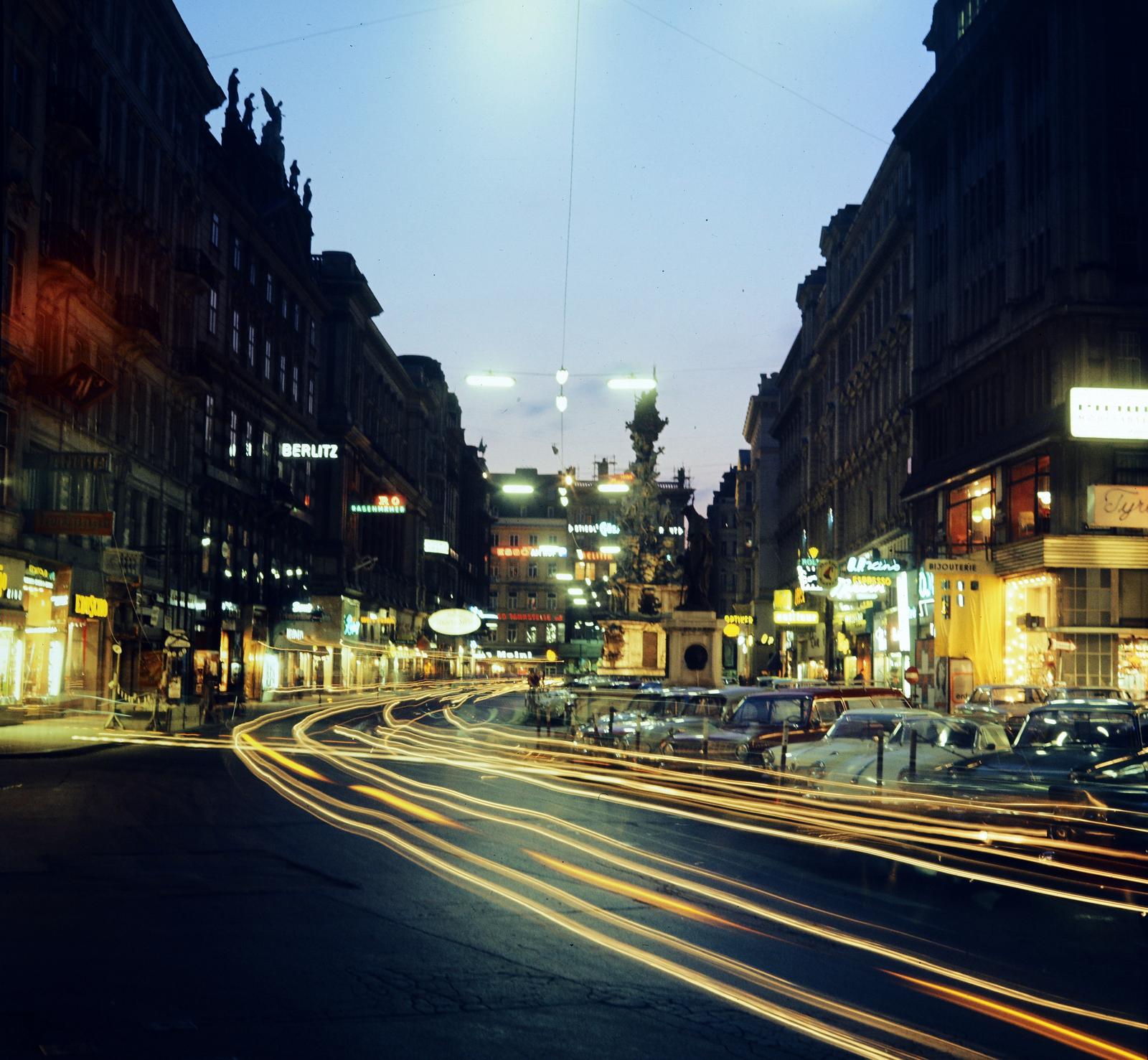 Austria, Vienna, a Graben a Kohlmarkt felöl a Stock-im-Eisen-Platz felé nézve. Előtérben a Josefsbrunnen, távolabb a Pestisoszlop., 1965, Inkey Tibor, Fortepan #292520