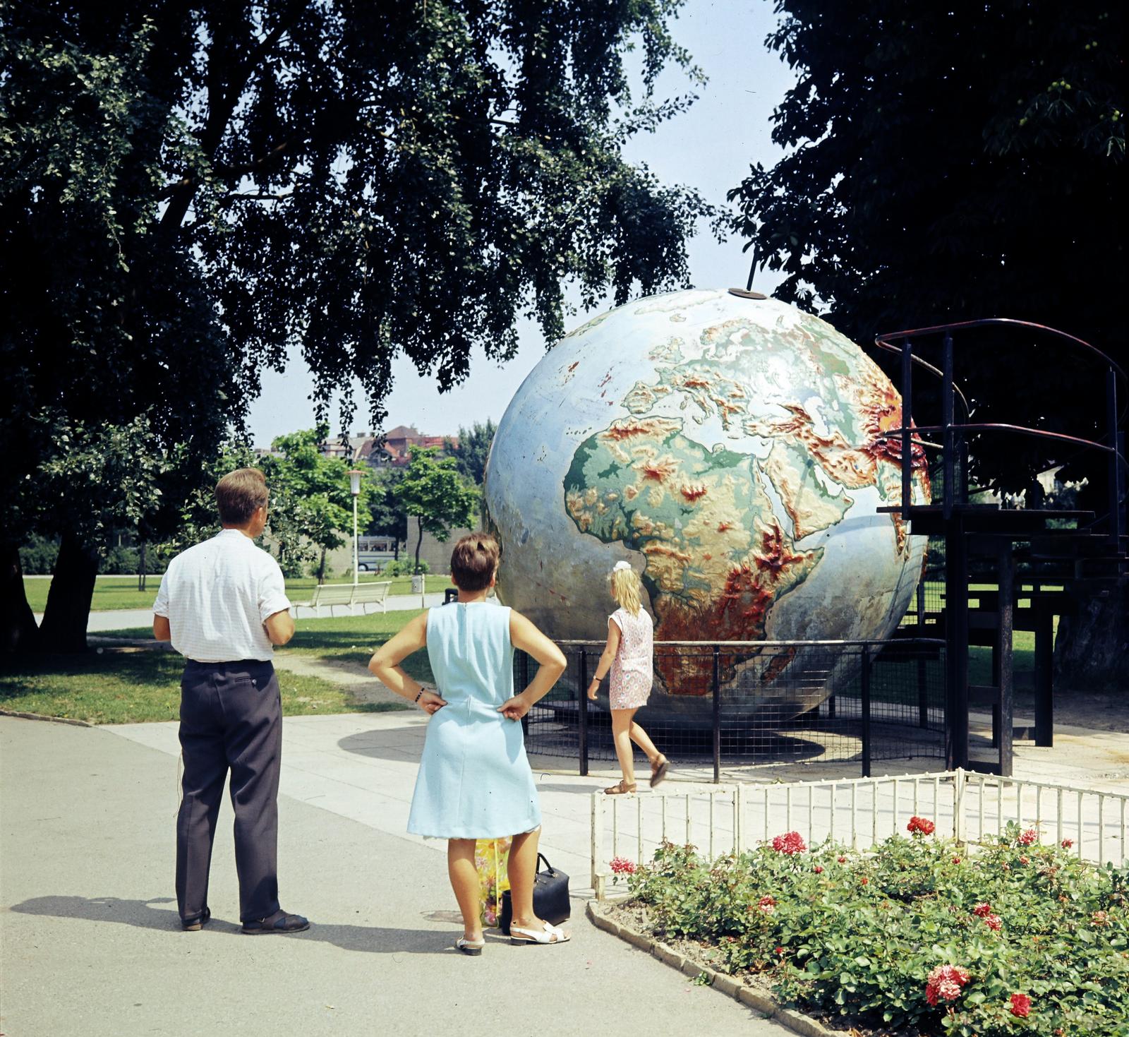 Ausztria, Bécs, Práter, Plastik „Globus“ (Josef Seebacher, 1964.)., 1965, Inkey Tibor, földgömb, Fortepan #292521