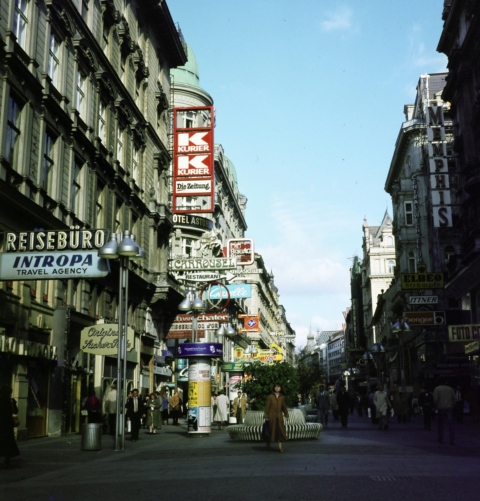 Austria, Vienna, a Kärntner Straße a Philhalmoniker Straße - Stephansplatz közötti szakaszon., 1982, Inkey Tibor, Fortepan #292526