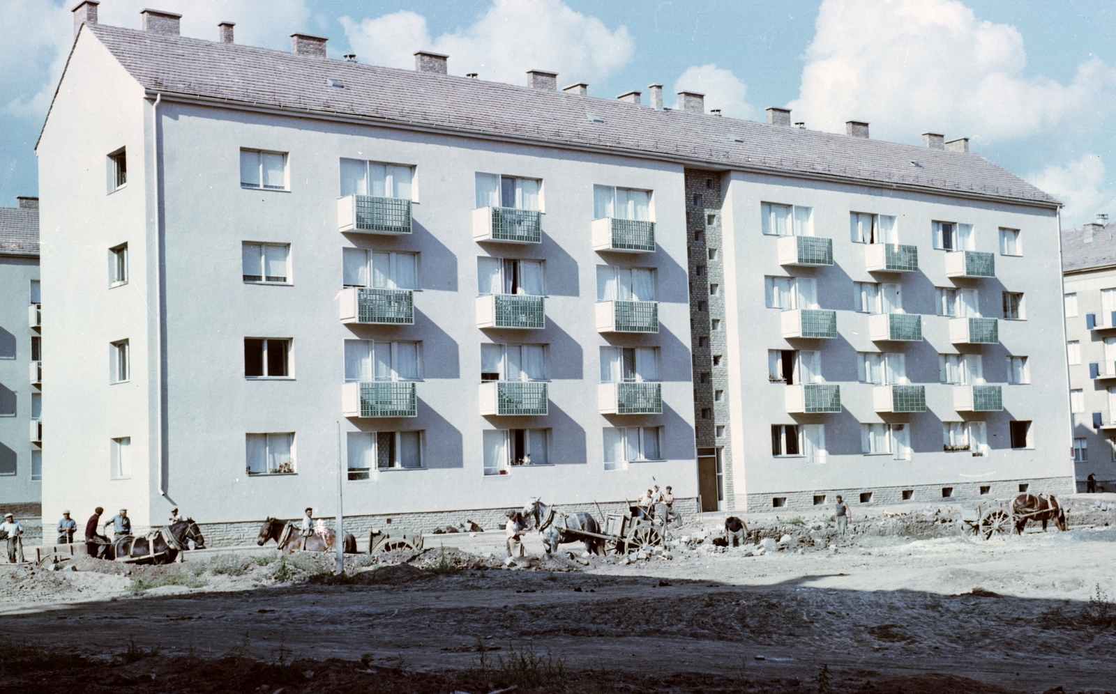 Hungary, Uránváros, Pécs, Páfrány utcai házak., 1957, Építésügyi Dokumentációs és Információs Központ, VÁTI, colorful, Horse-drawn carriage, construction, blocks, cart, Fortepan #29253