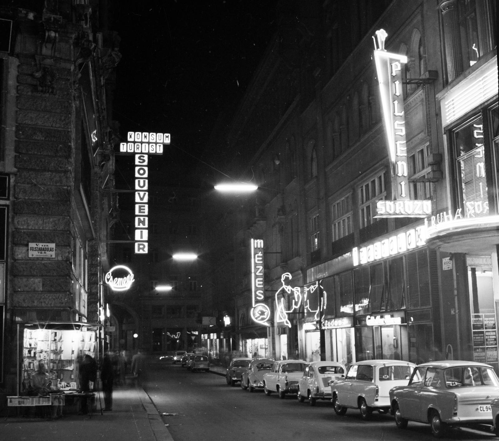 Magyarország, Budapest V., Kígyó utca a Ferenciek tere (Felszabadulás tér) felől., 1967, Inkey Tibor, neonreklám, Trabant 601 Universal, Trabant 601, Budapest, Fortepan #292539