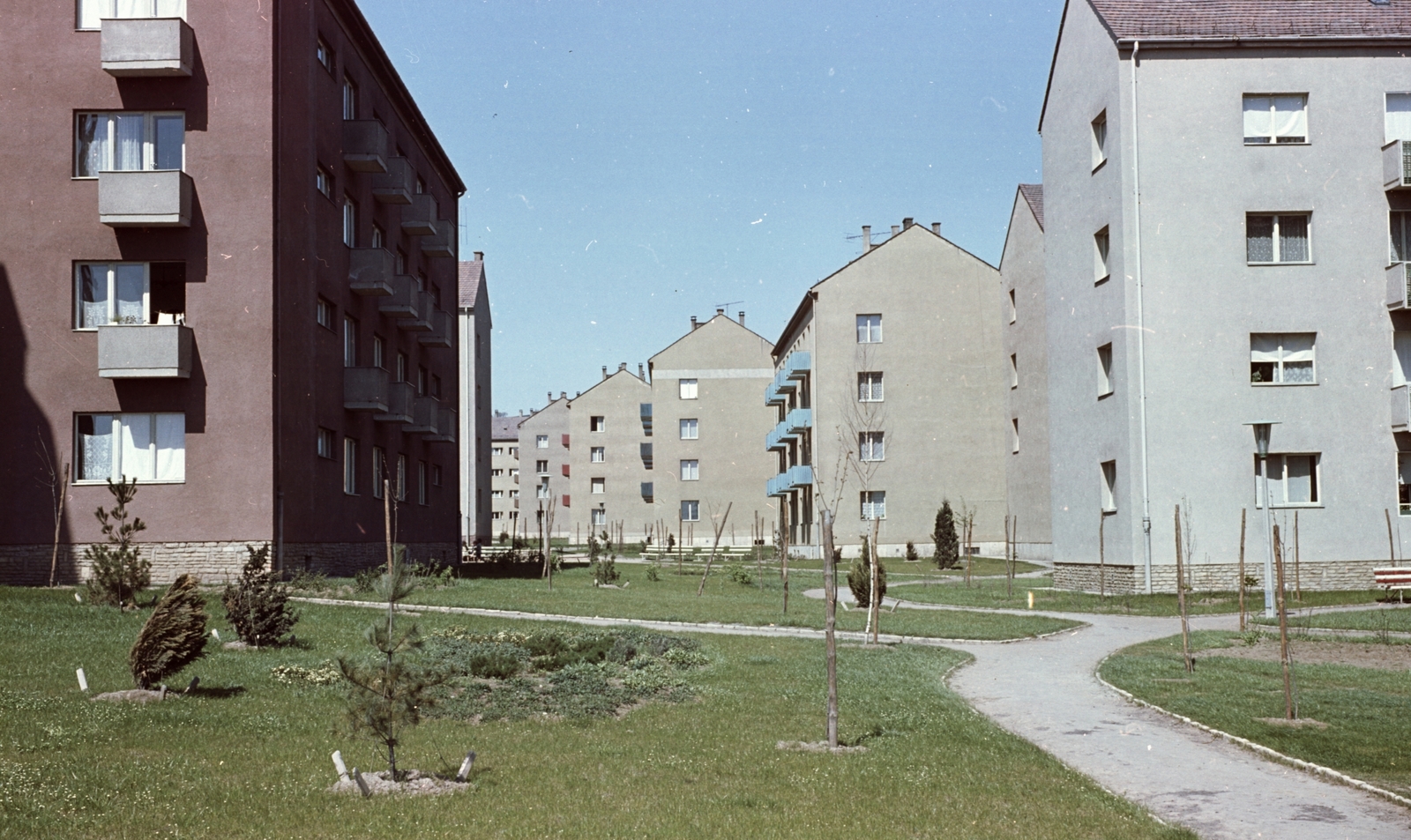 Hungary, Uránváros, Pécs, jobbra Alpári Gyula utcai, szemben a Bánki Donát utcai épületek a Páfrány utca felől., 1960, Építésügyi Dokumentációs és Információs Központ, VÁTI, colorful, blocks, Fortepan #29254