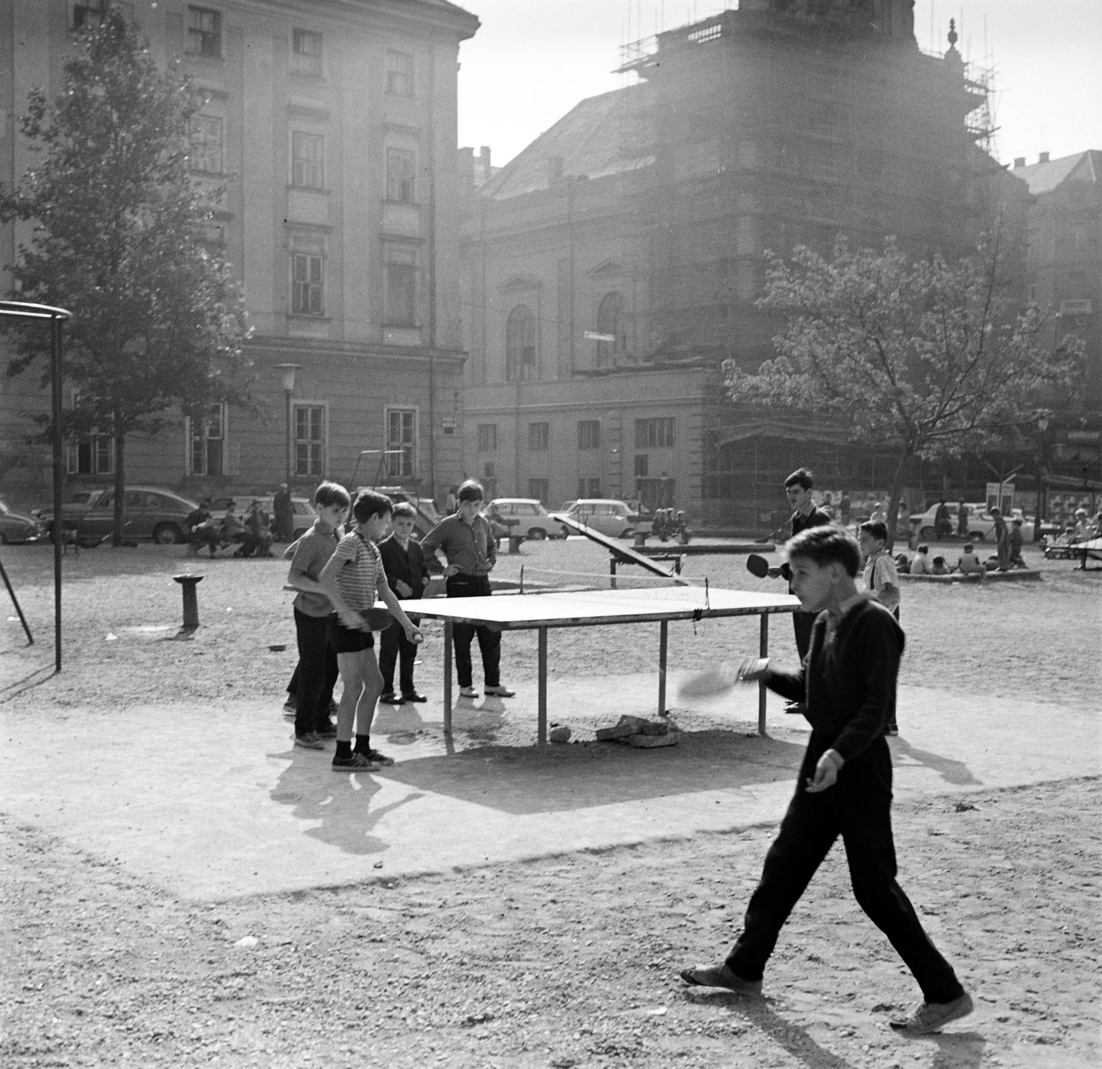 Magyarország, Budapest V., játszótér a Szervita (Martinelli) tér mellett, a Bárczy István utca 2. helyén, a háttérben balra a Városháza, jobbra a Belvárosi Szent Anna-templom (szervita templom)., 1963, Inkey Tibor, Budapest, Fortepan #292545