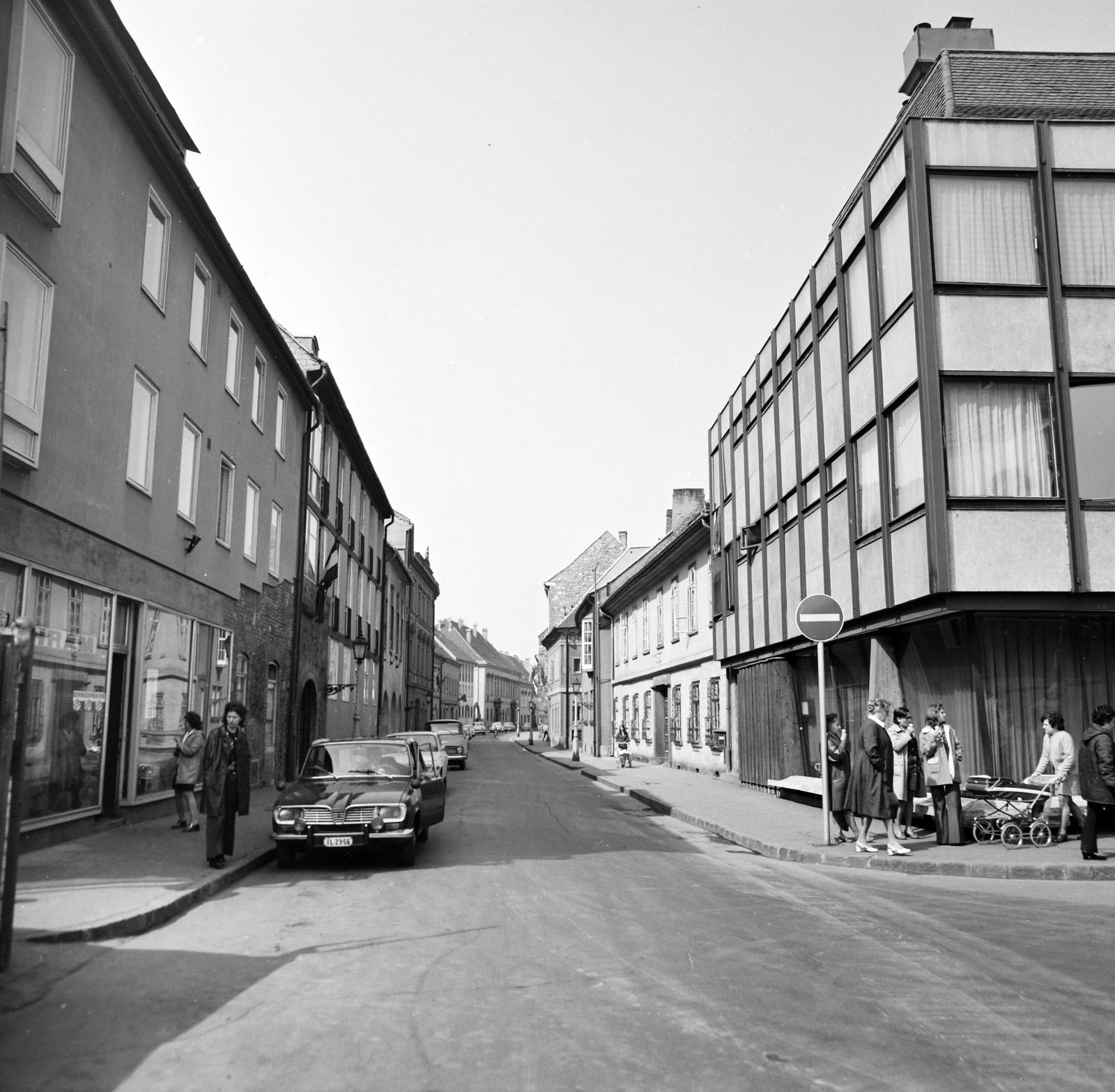 Hungary, Budapest I., Úri utca a Szentháromság utcától a Nőegylet utca felé nézve. Balra a Behrám presszó., 1977, Inkey Tibor, Budapest, number plate, street view, Fortepan #292548
