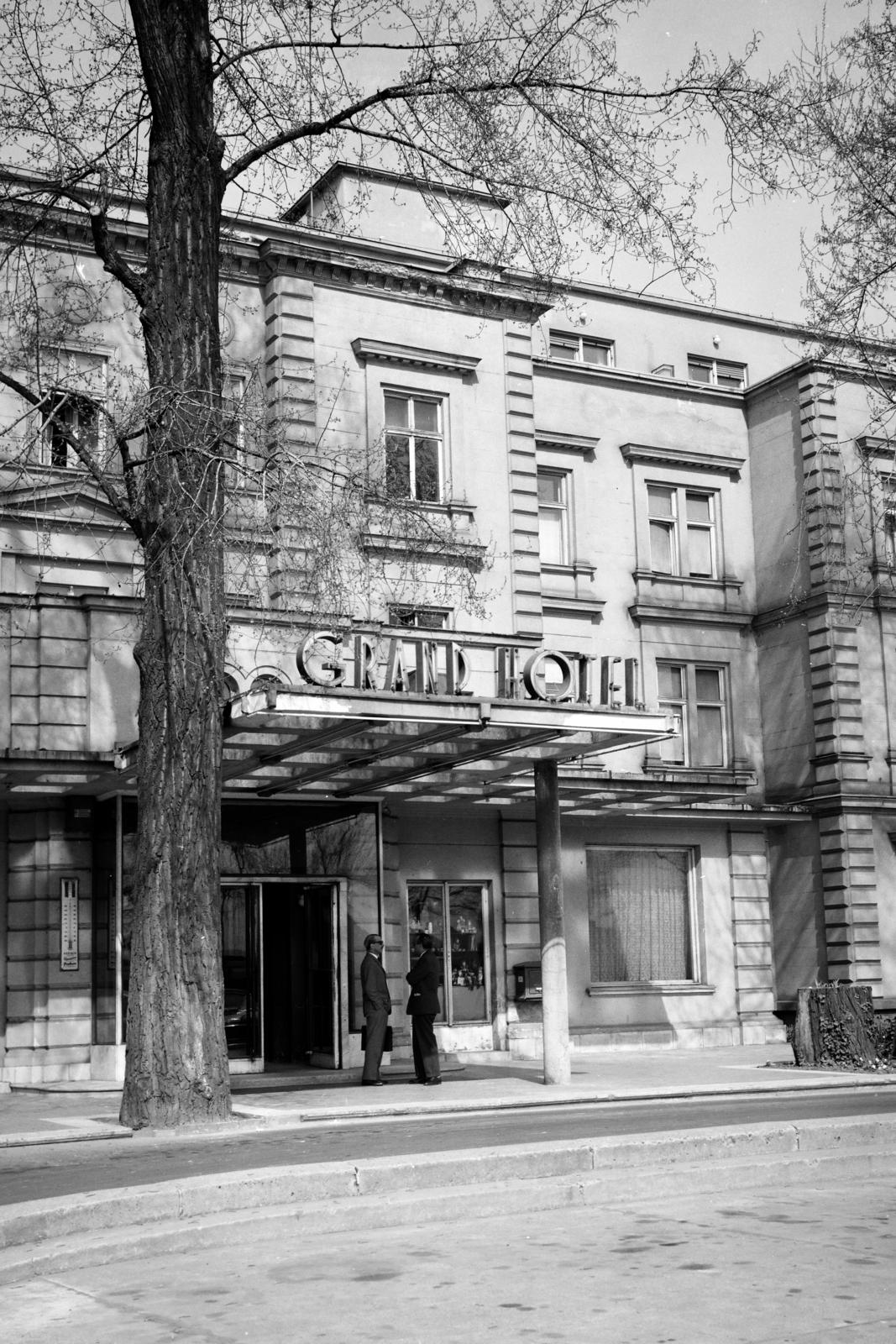 Hungary, Margit Islands, Budapest, Margitszigeti Nagyszálló, főbejárat., 1965, Inkey Tibor, hotel, Fortepan #292555