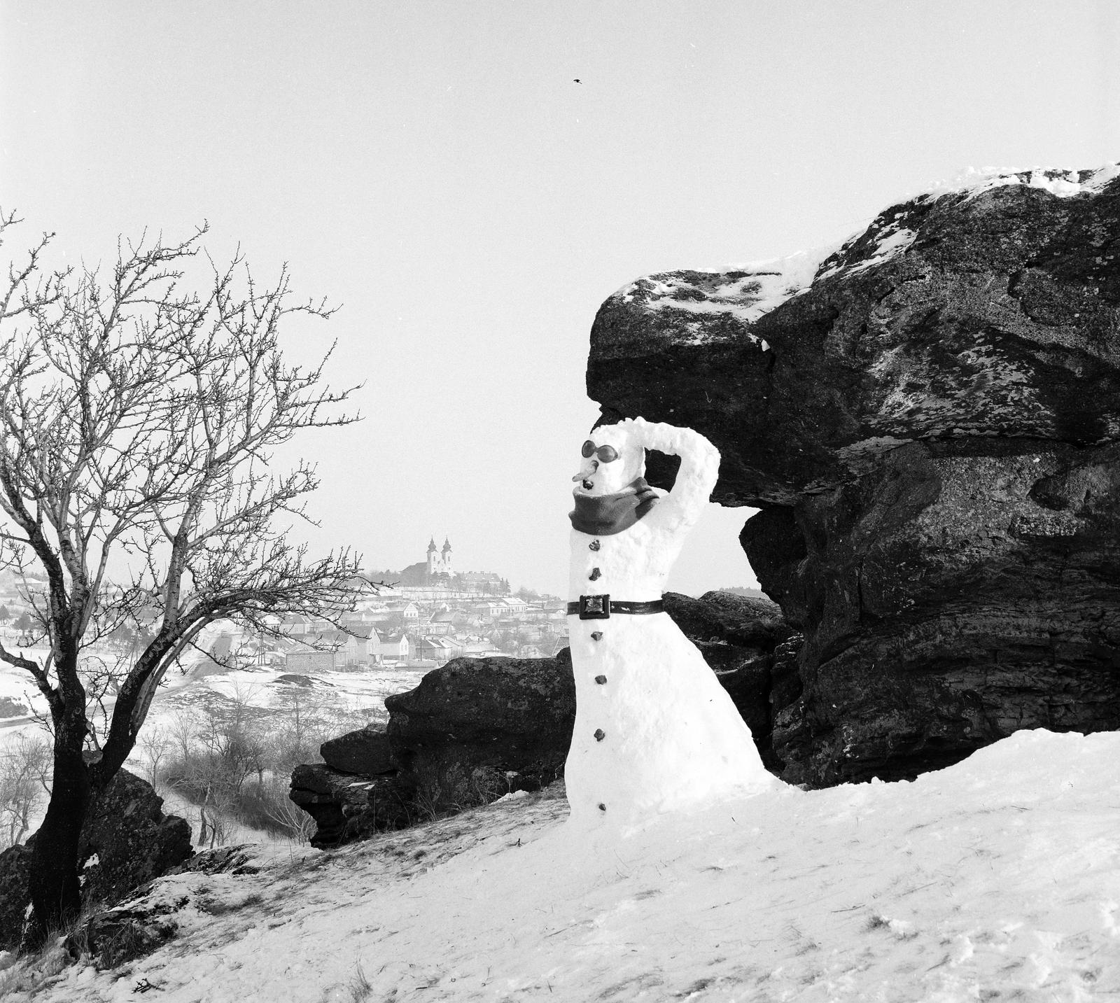 Magyarország,Balaton, Tihany, Kiserdő-tető, hóember a Szélmarta szikláknál. Távolban a Bencés Apátság látható., 1965, Inkey Tibor, Best of, hóember, Fortepan #292560