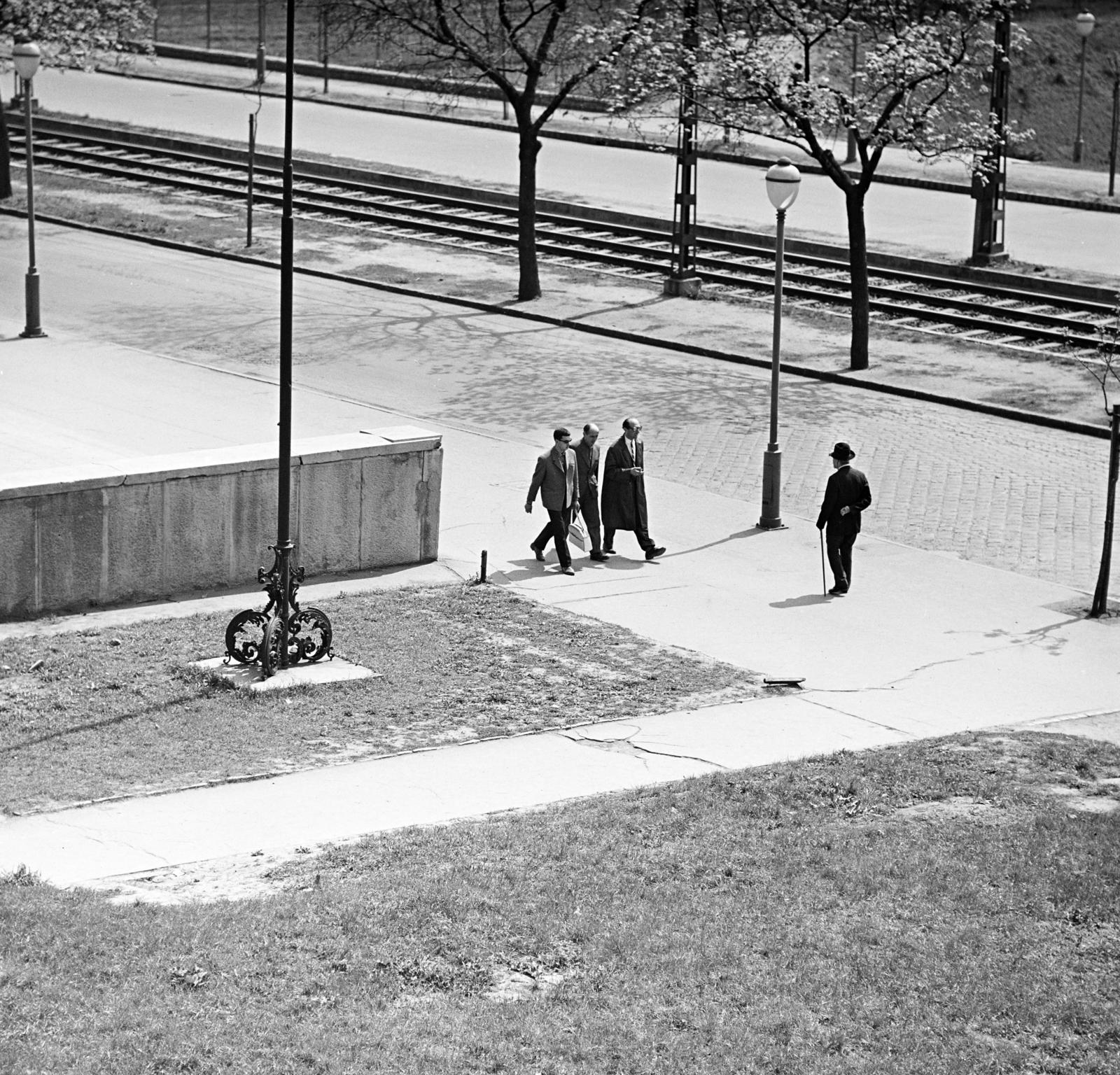 Hungary, Budapest XI., Villányi út, a felvétel a József Attila (később Budai Ciszterci Szent Imre) Gimnázium és a Szent Imre-templom közötti parknál készült. Balra a templom lépcsőjének mellvédje., 1968, Inkey Tibor, Budapest, Fortepan #292562