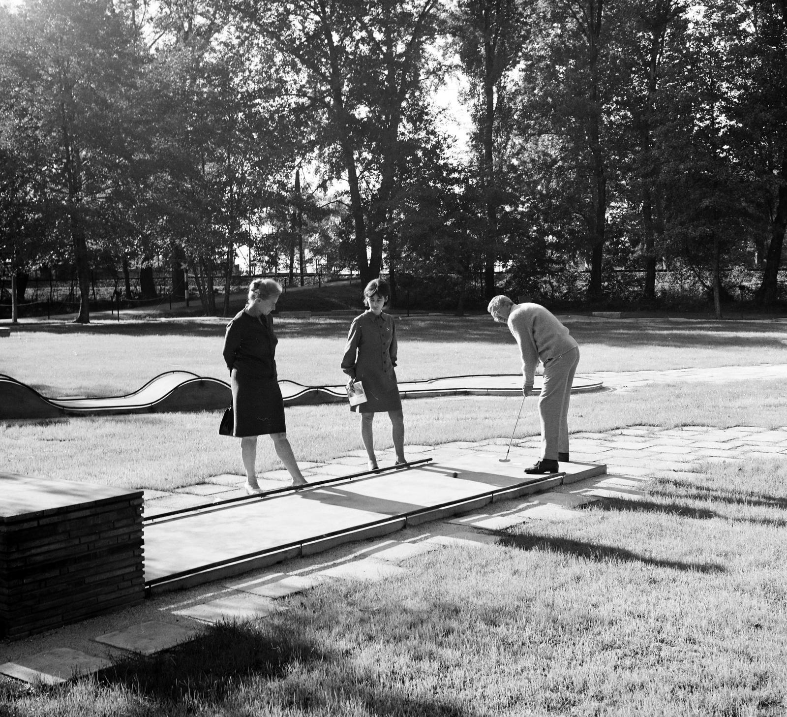 Hungary, Balatonföldvár, Magyar Tenger kemping, minigolf., 1969, Inkey Tibor, Fortepan #292579