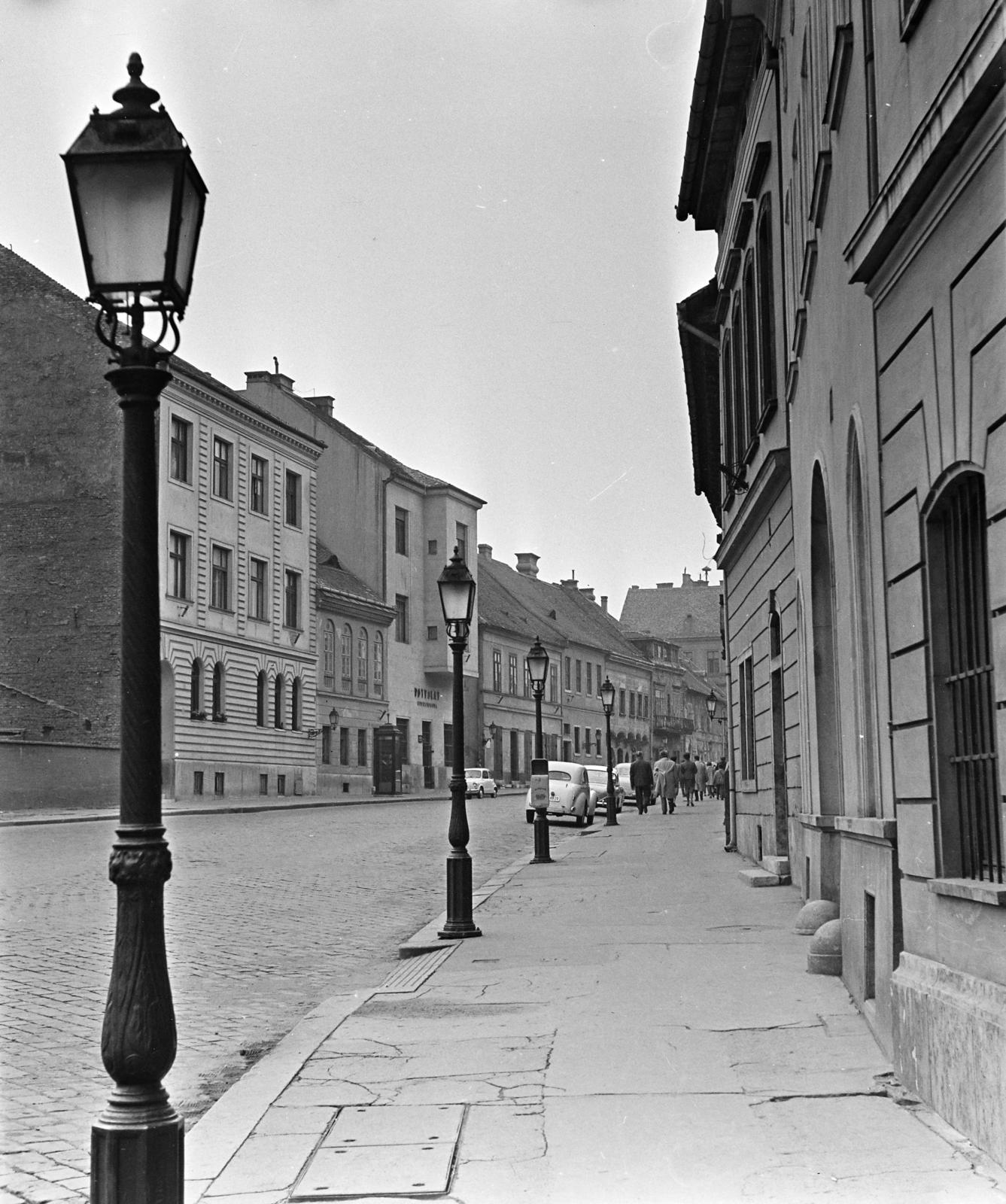 Hungary, Budapest I., a felvétel a Dísz tér 4-5. számú ház előtt késült, szemben Tárnok utca házsora., 1962, Inkey Tibor, pavement, lamp post, street view, Budapest, Fortepan #292584