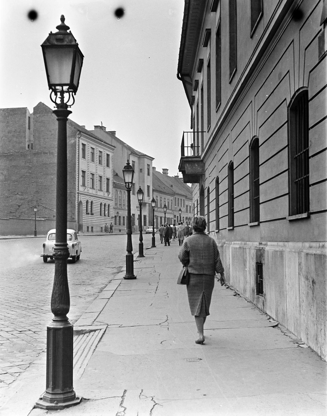 Hungary, Budapest I., a felvétel a Dísz tér 4-5. számú ház előtt késült, szemben Tárnok utca házsora., 1962, Inkey Tibor, Budapest, Fortepan #292585