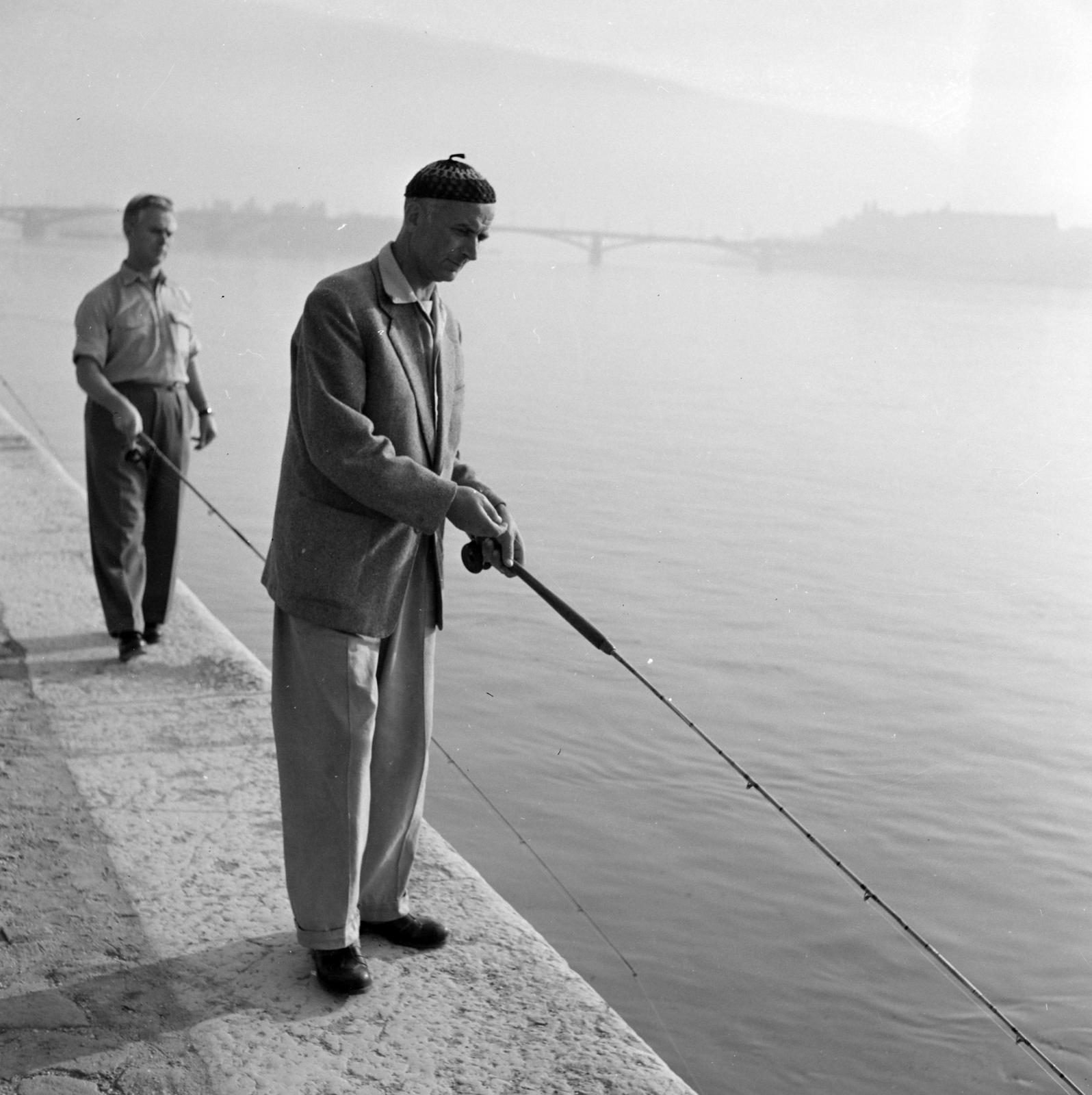 Hungary, Budapest I.,Budapest II., Duna-part, horgászok a budai alsó rakparton, háttérében a Margit híd sziluettje., 1963, Inkey Tibor, Budapest, cap, fishing, Fortepan #292594