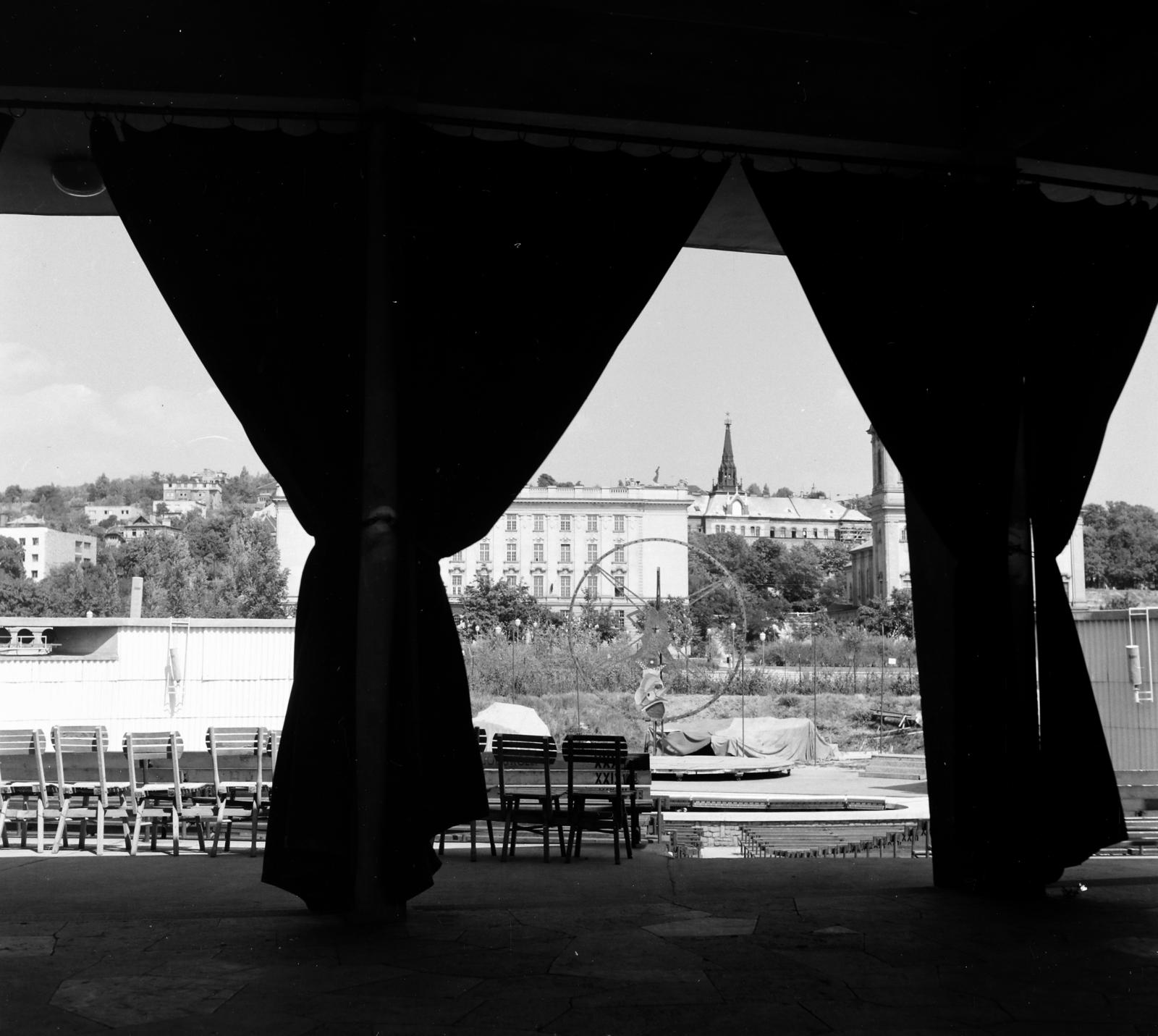 Hungary, Budapest XI., a Budai Parkszínpad a Feneketlen-tó mellett. Háttérben a József Attila (később Budai Ciszterci Szent Imre) Gimnázium és a Szent Imre-templom., 1967, Inkey Tibor, Best of, Budapest, Fortepan #292598
