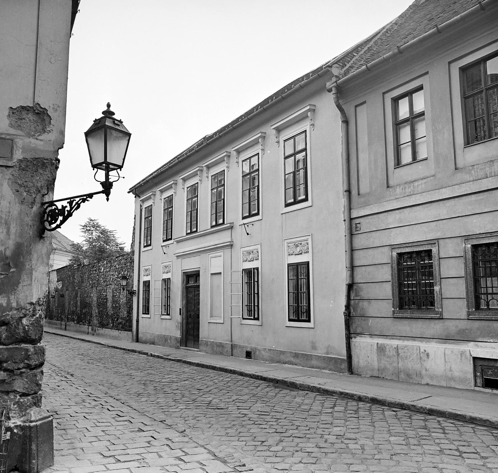 Hungary, Budapest I., Kard (Hatvany Lajos) utca az Országház utca felől, háttérben a Bécsi kapu téri evangélikus templom épületének sarka látszik., 1968, Inkey Tibor, Budapest, Fortepan #292604