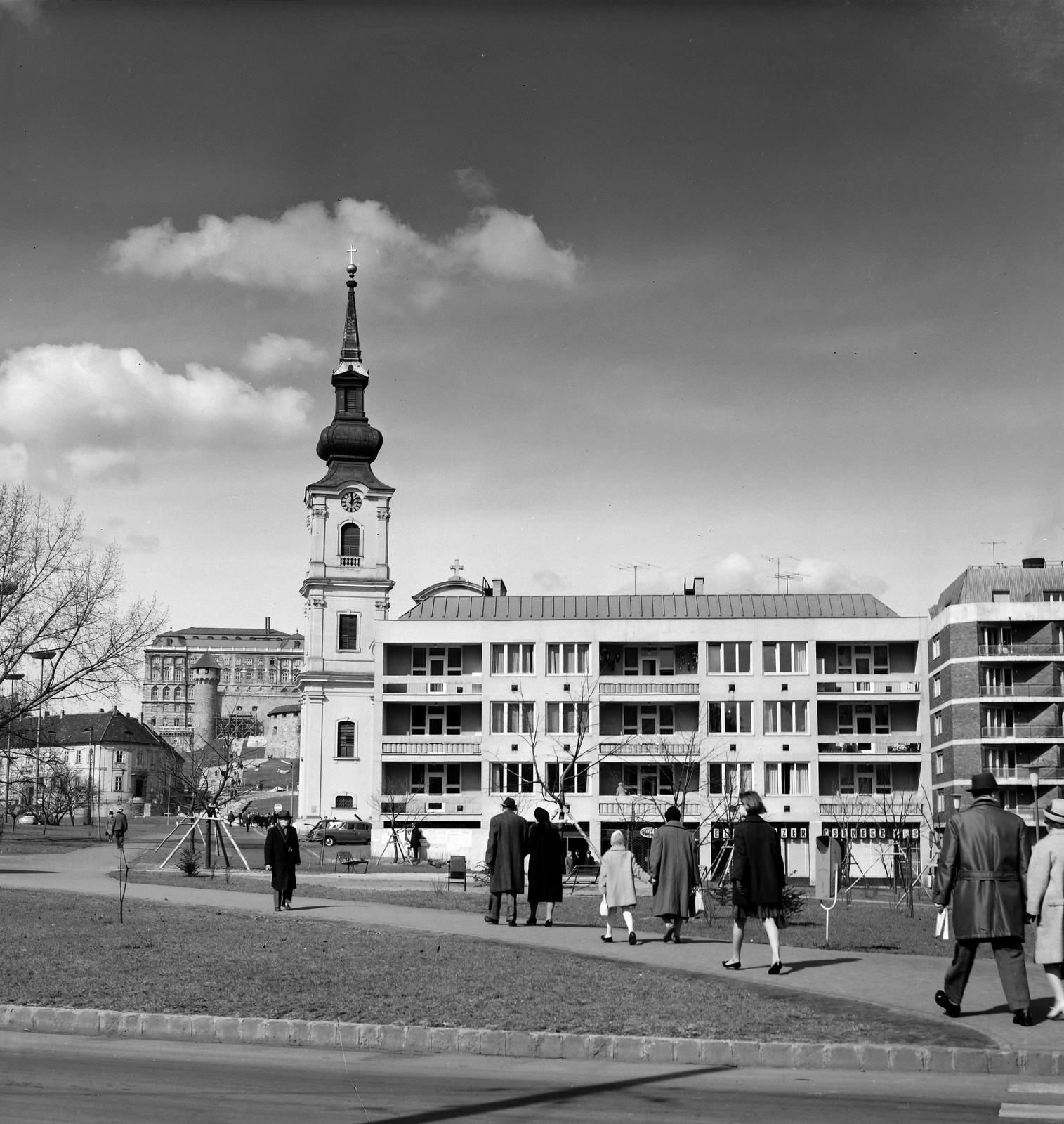 Magyarország, Budapest I., Döbrentei tér, balra az Alexandriai Szent Katalin-templom tornya, háttérben a Budavári Palota (korábban Királyi Palota). Bal szélen a Szarvas-ház látható., 1969, Inkey Tibor, Budapest, Fortepan #292610