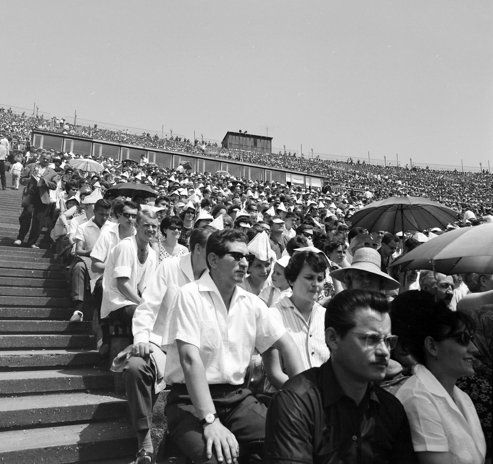 Hungary, Népstadion, Budapest XIV., 1965, Inkey Tibor, spectator, stadium, Budapest, Fortepan #292614