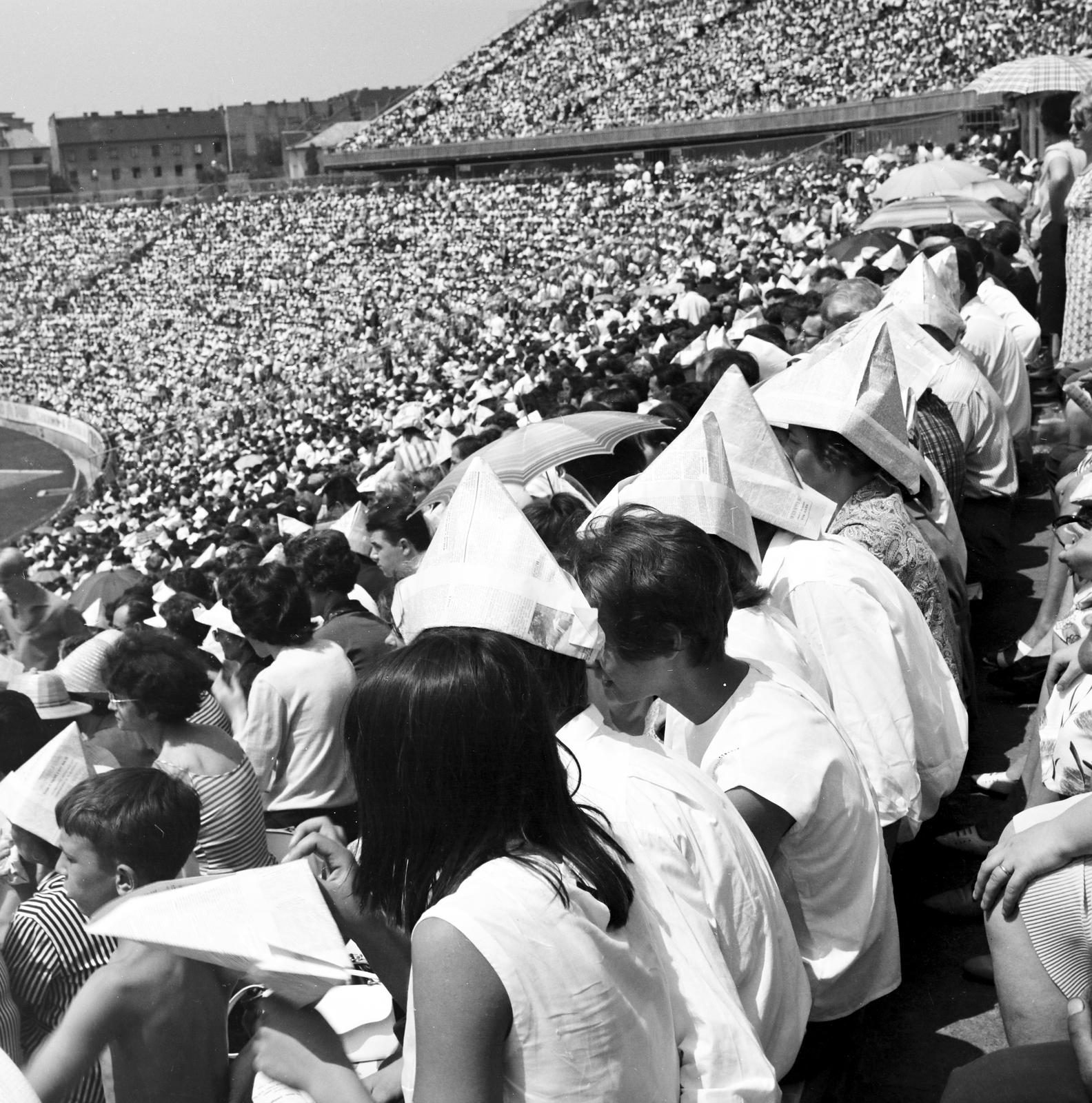 Magyarország, Népstadion, Budapest XIV., 1965, Inkey Tibor, Budapest, nézőtér, papírcsákó, Fortepan #292616