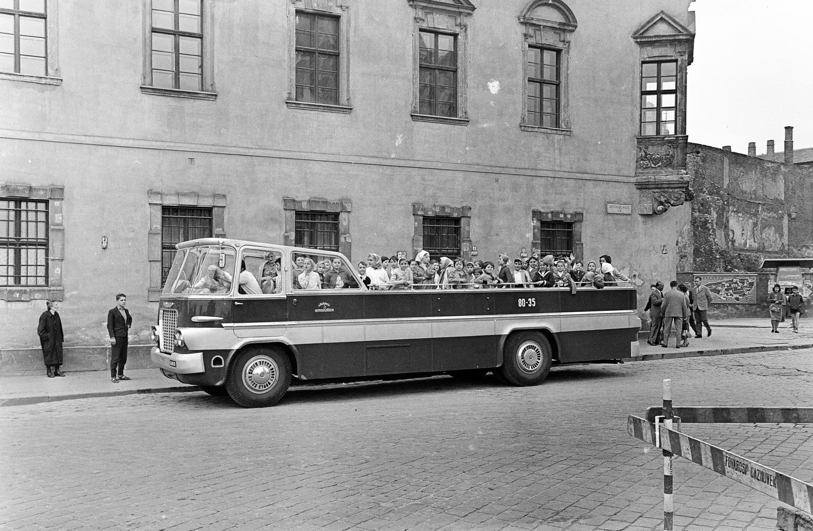 Hungary, Budapest I., átalakított Ikarus 620 városnéző busz a Tárnok utca - Szentháromság utca sarkánál, a régi budai Városháza épülete előtt., 1967, Inkey Tibor, convertible, bus, enclosed balcony, Ikarus 620, Ikarus-brand, sightseeing, public building, tourism, Budapest, Fortepan #292622