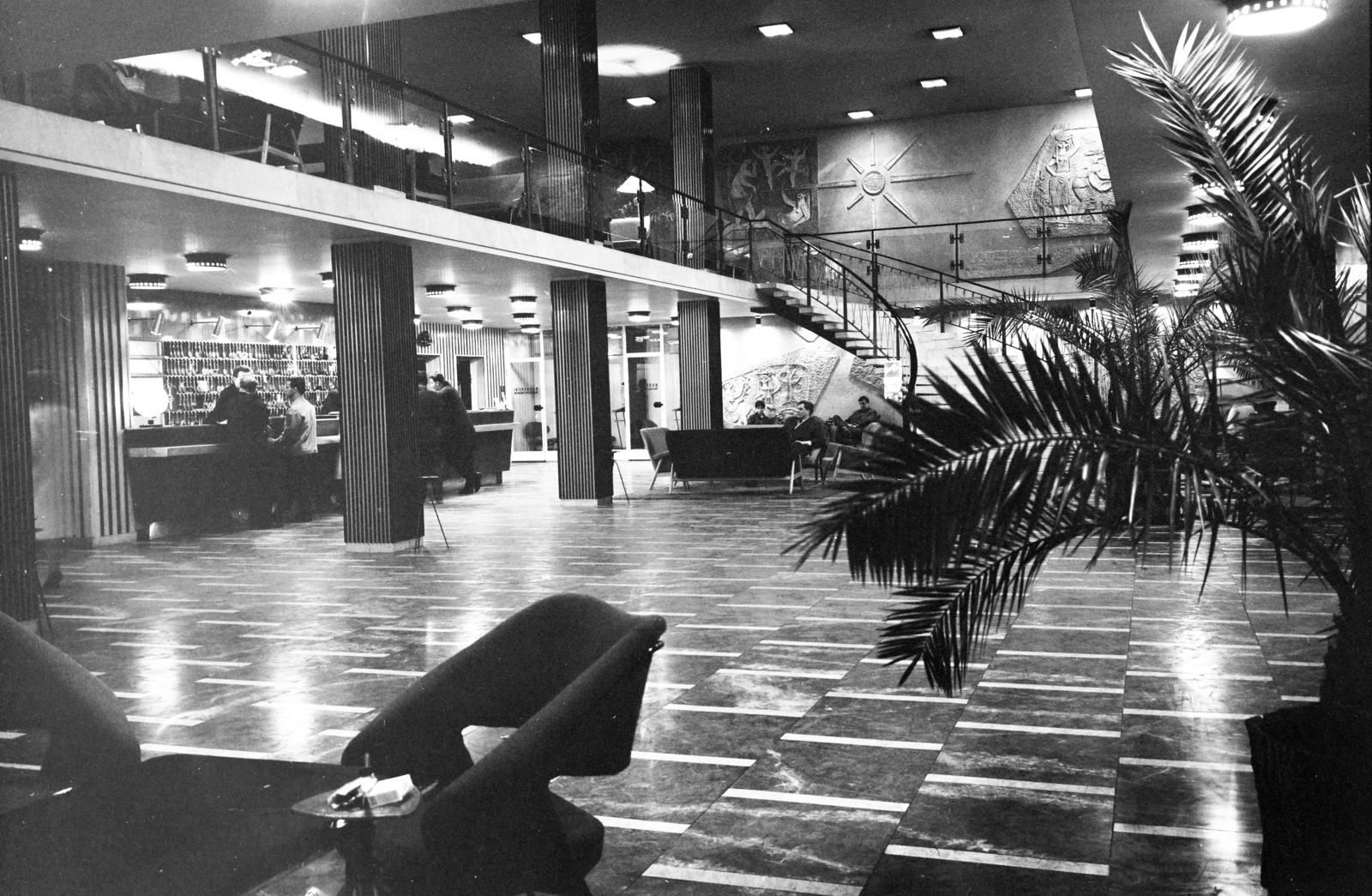 Magyarország, Budapest VII., Erzsébet (Lenin) körút 49. Royal szálló, hall. Szemben a falon Mészáros Géza keramikusművész 1960-ban készített, Évszakok című kerámia domborműve., 1967, Inkey Tibor, Budapest, Fortepan #292623